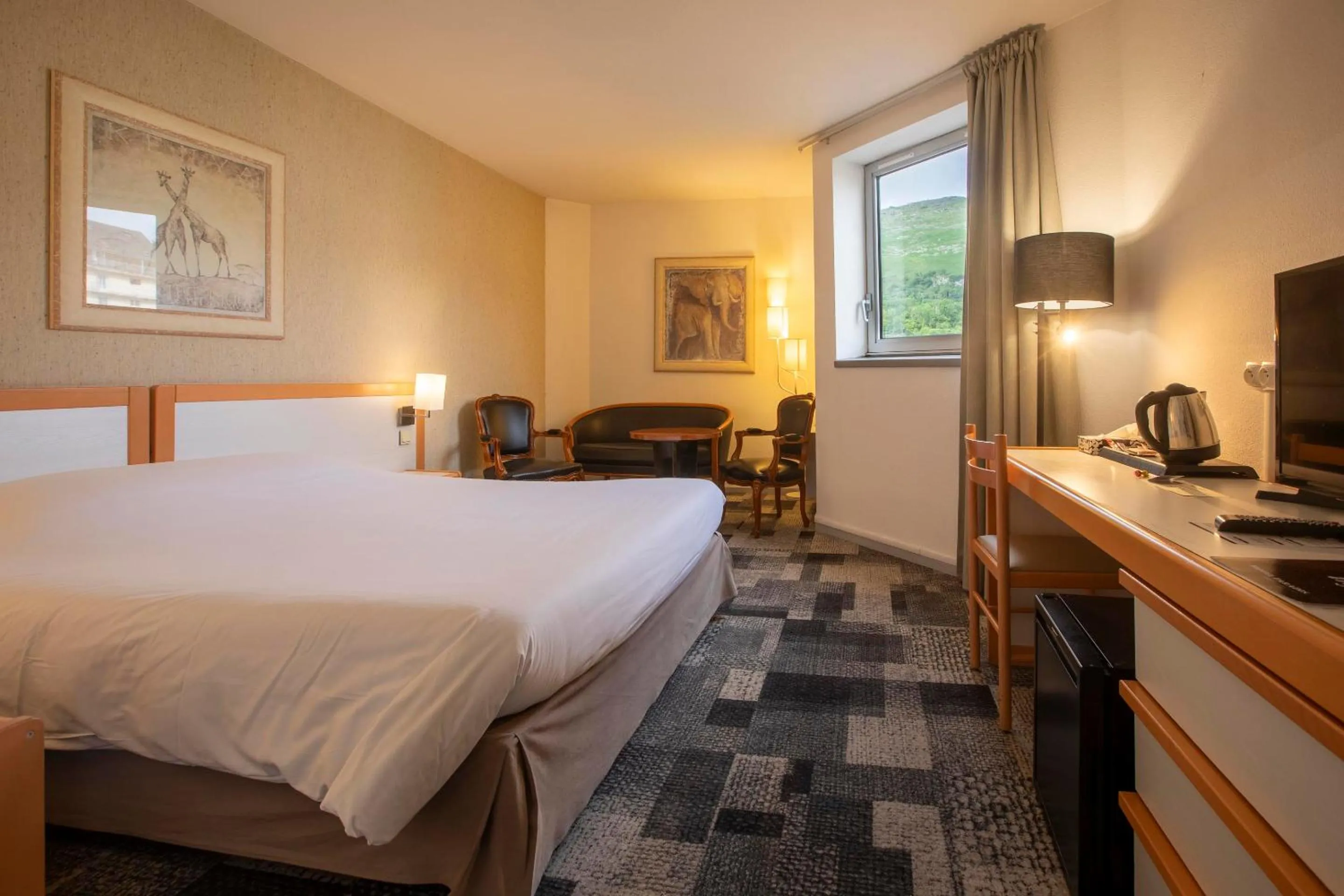 Property building, Bed in Hôtel Paradis