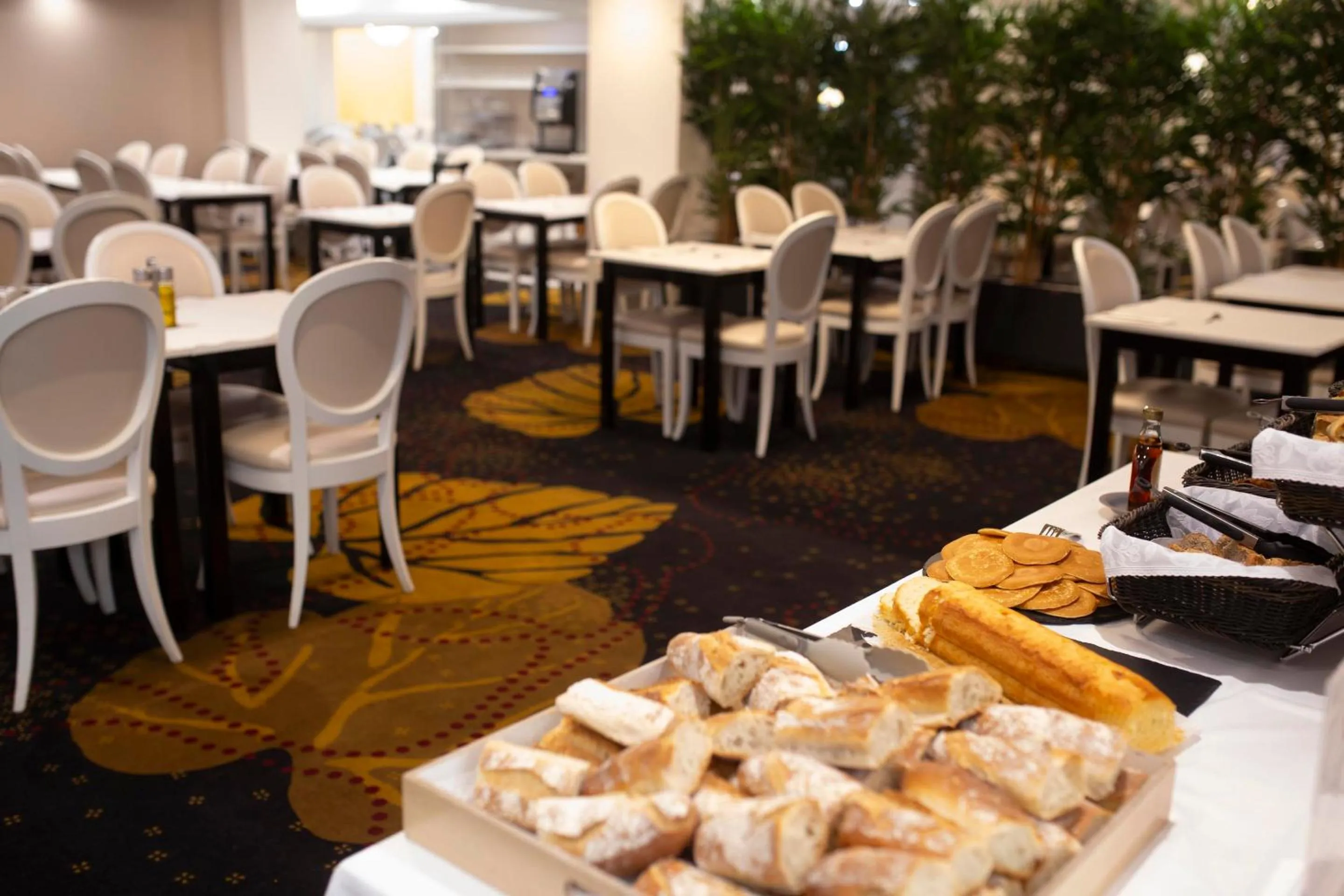 Restaurant/places to eat in Hôtel Paradis