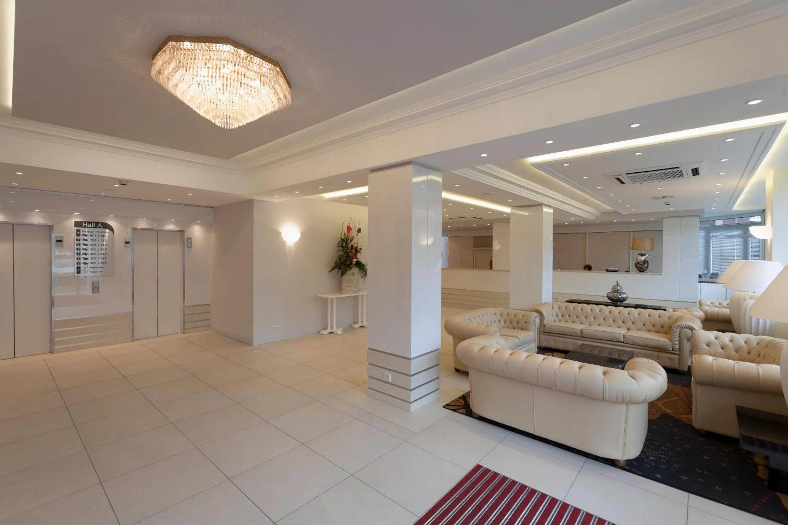 Property building in Hôtel Paradis