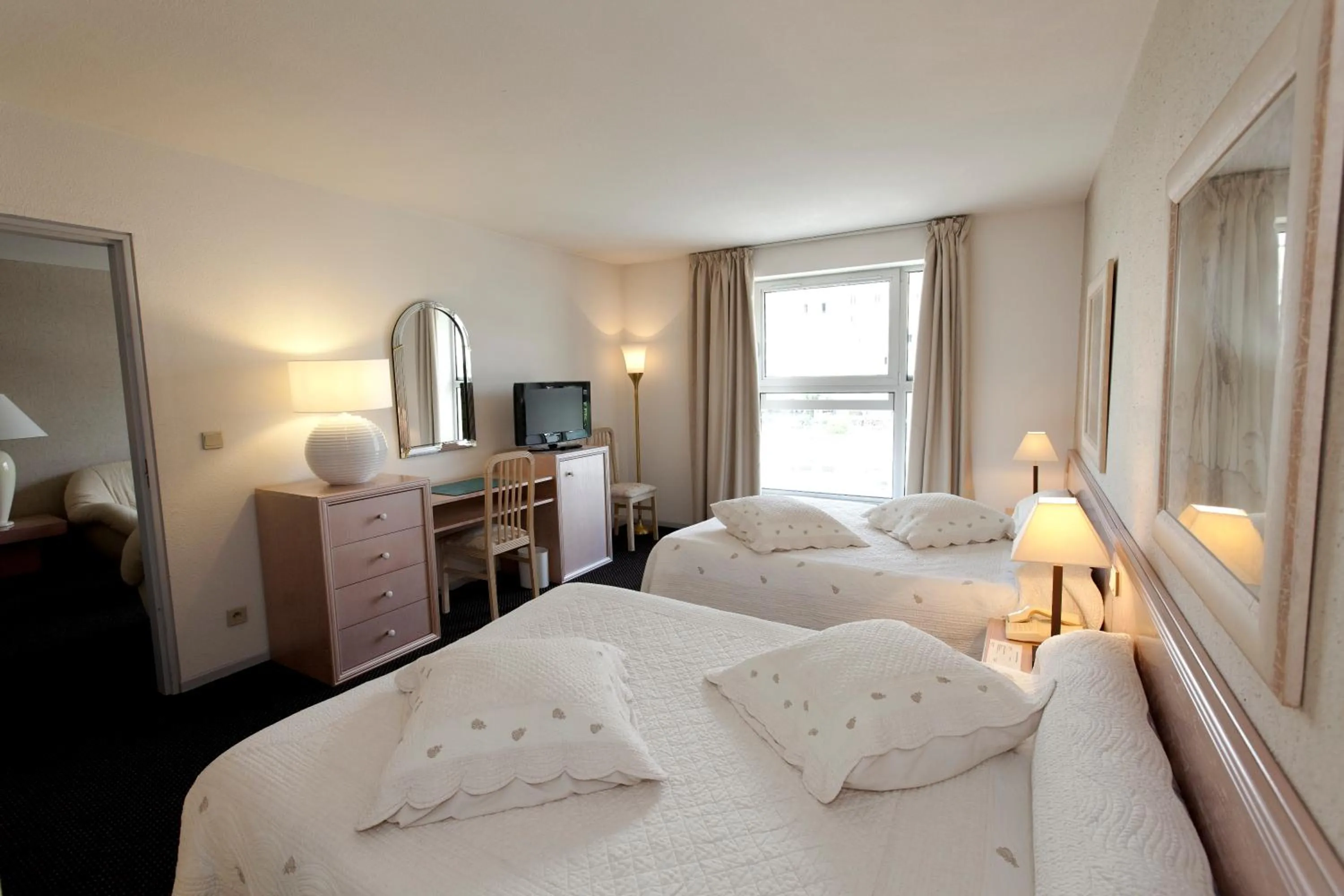 Photo of the whole room, Bed in Hôtel Paradis