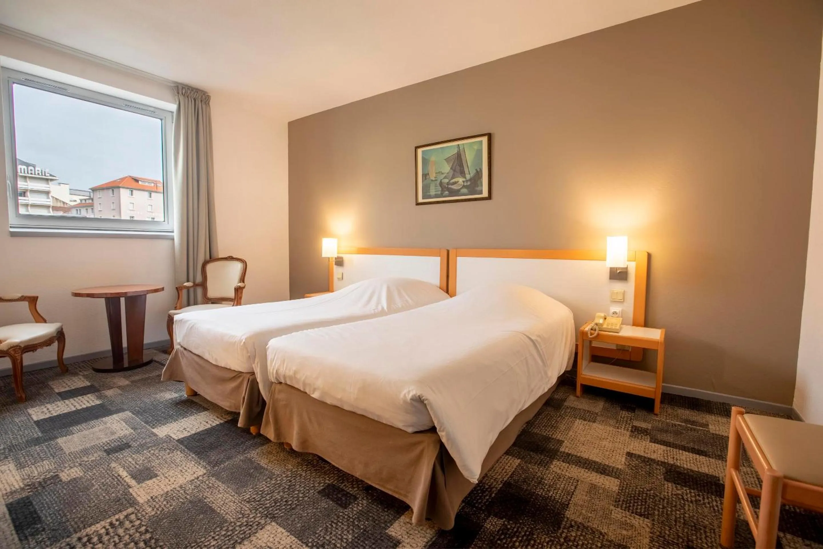 Property building, Bed in Hôtel Paradis