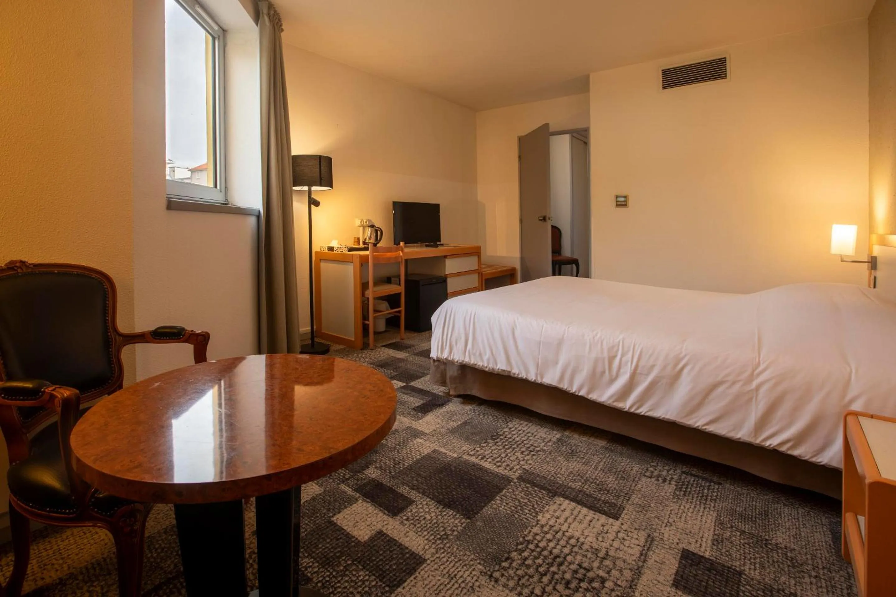 Property building, Bed in Hôtel Paradis