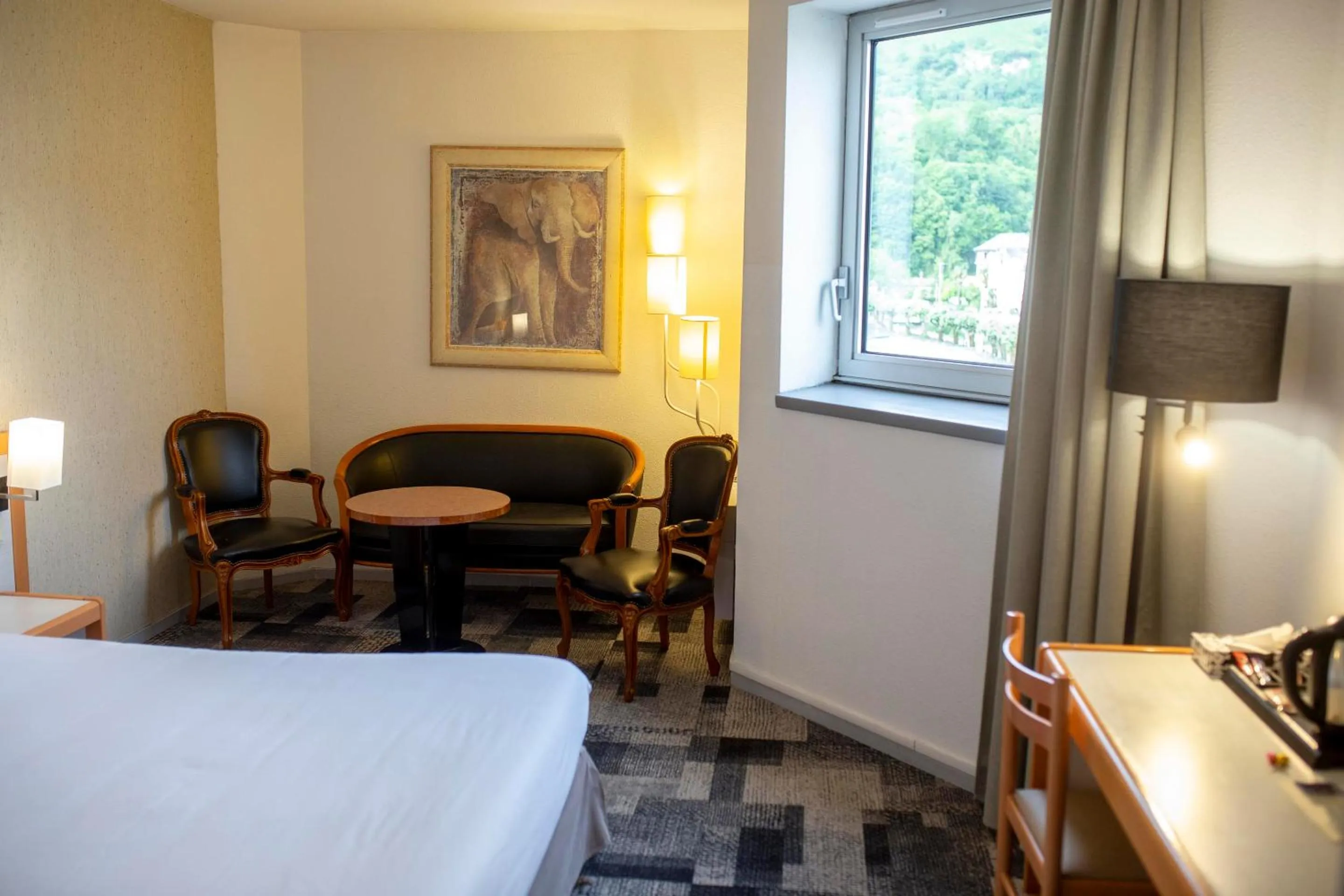 Property building, Bed in Hôtel Paradis