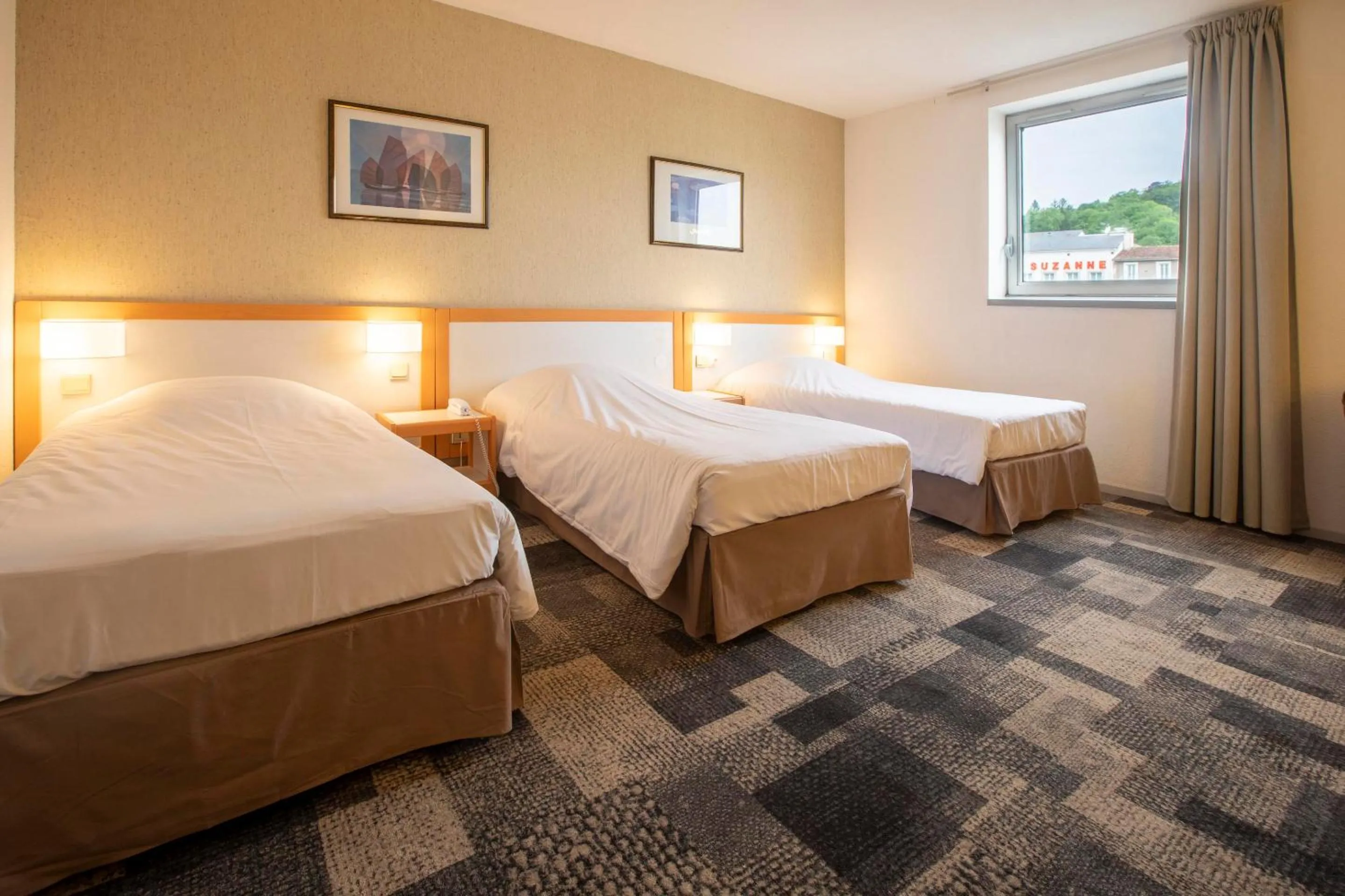 Property building, Bed in Hôtel Paradis