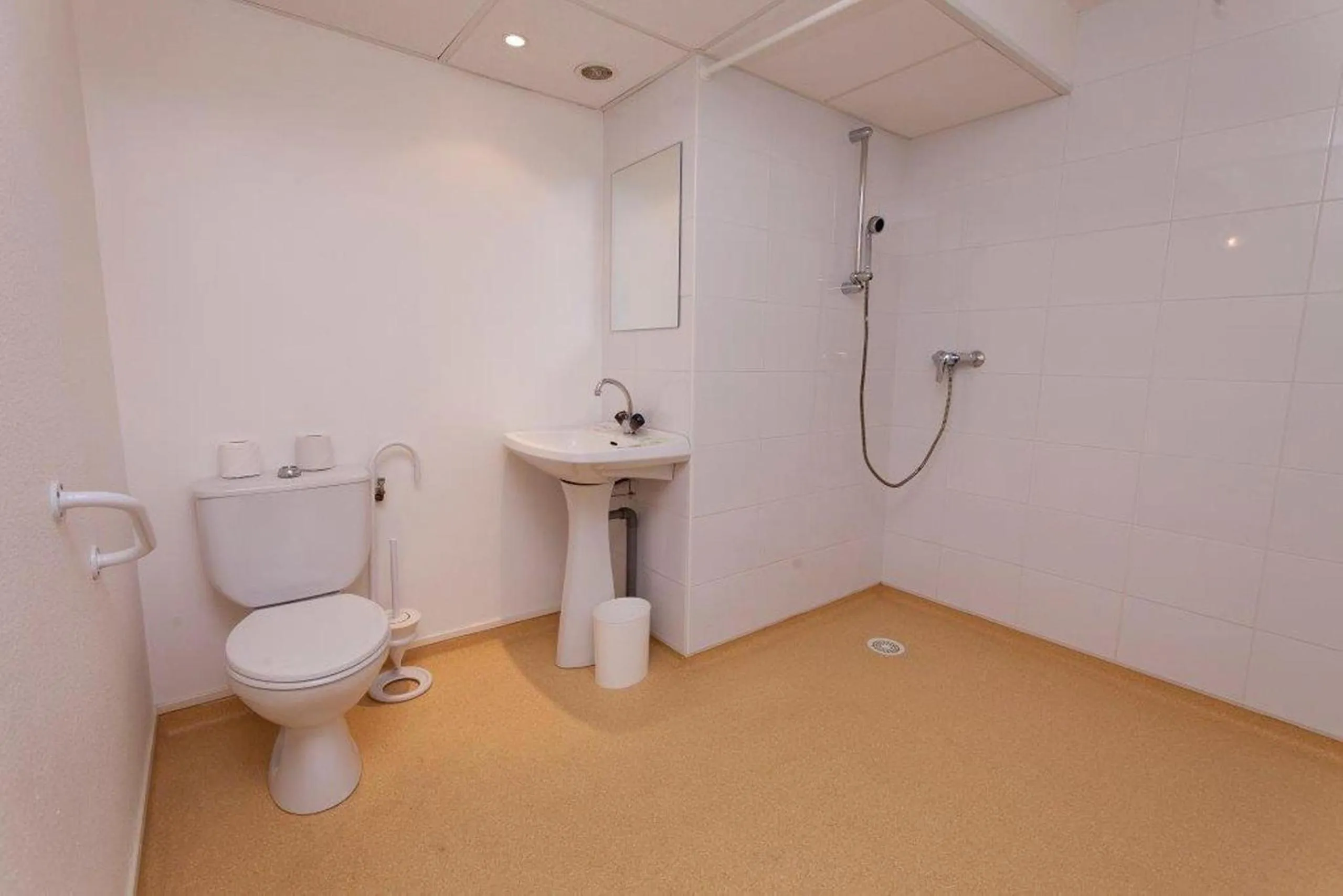 Shower in Hôtel Paradis