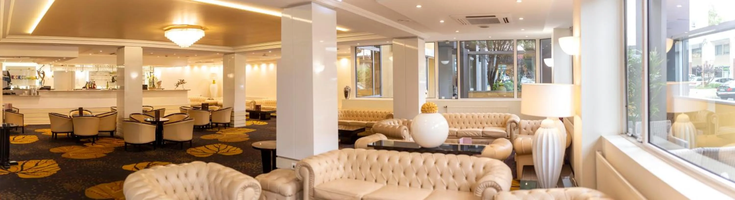 Property building in Hôtel Paradis