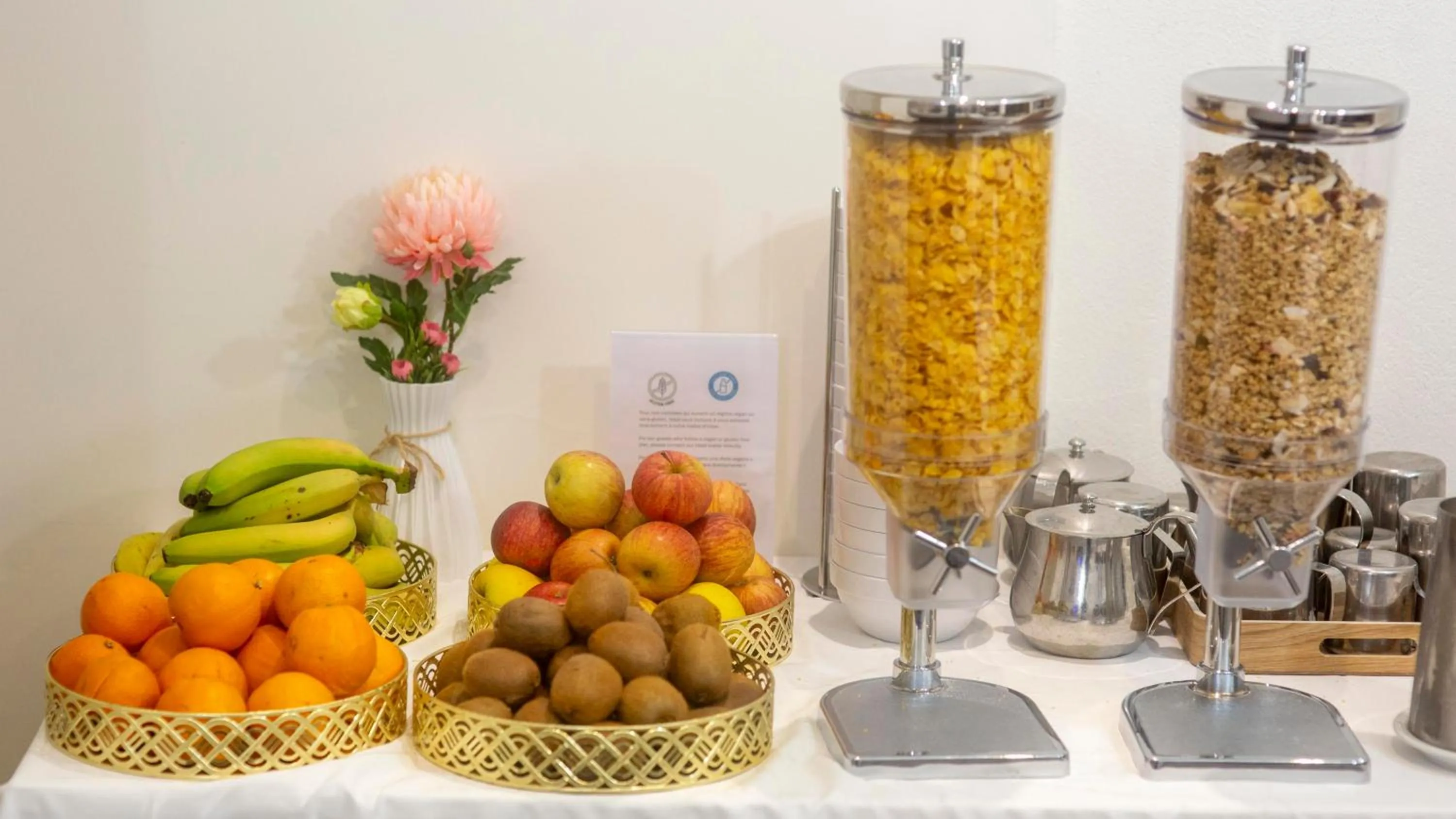 Property building in Hôtel Paradis