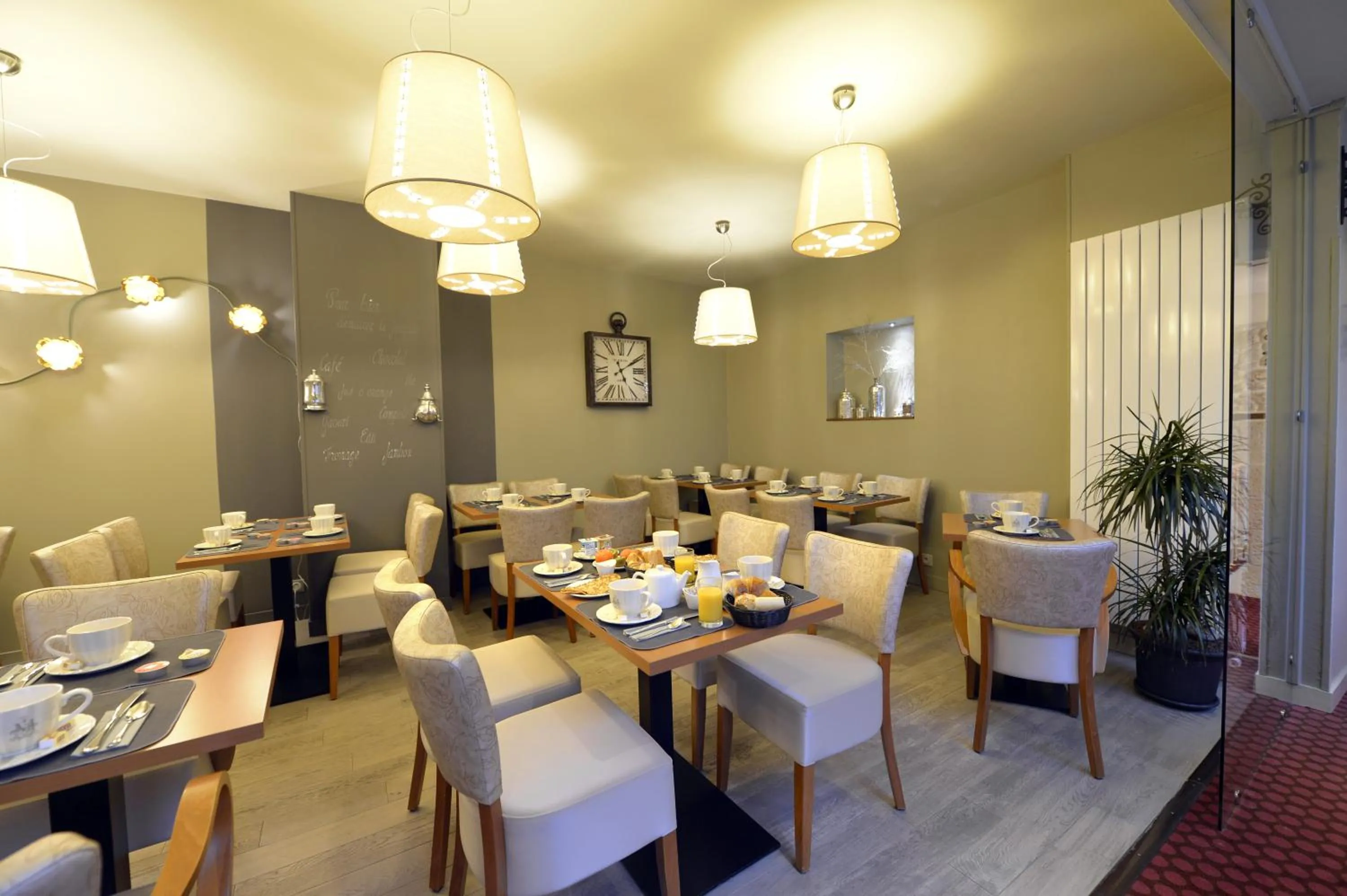 Restaurant/places to eat in France Hôtel