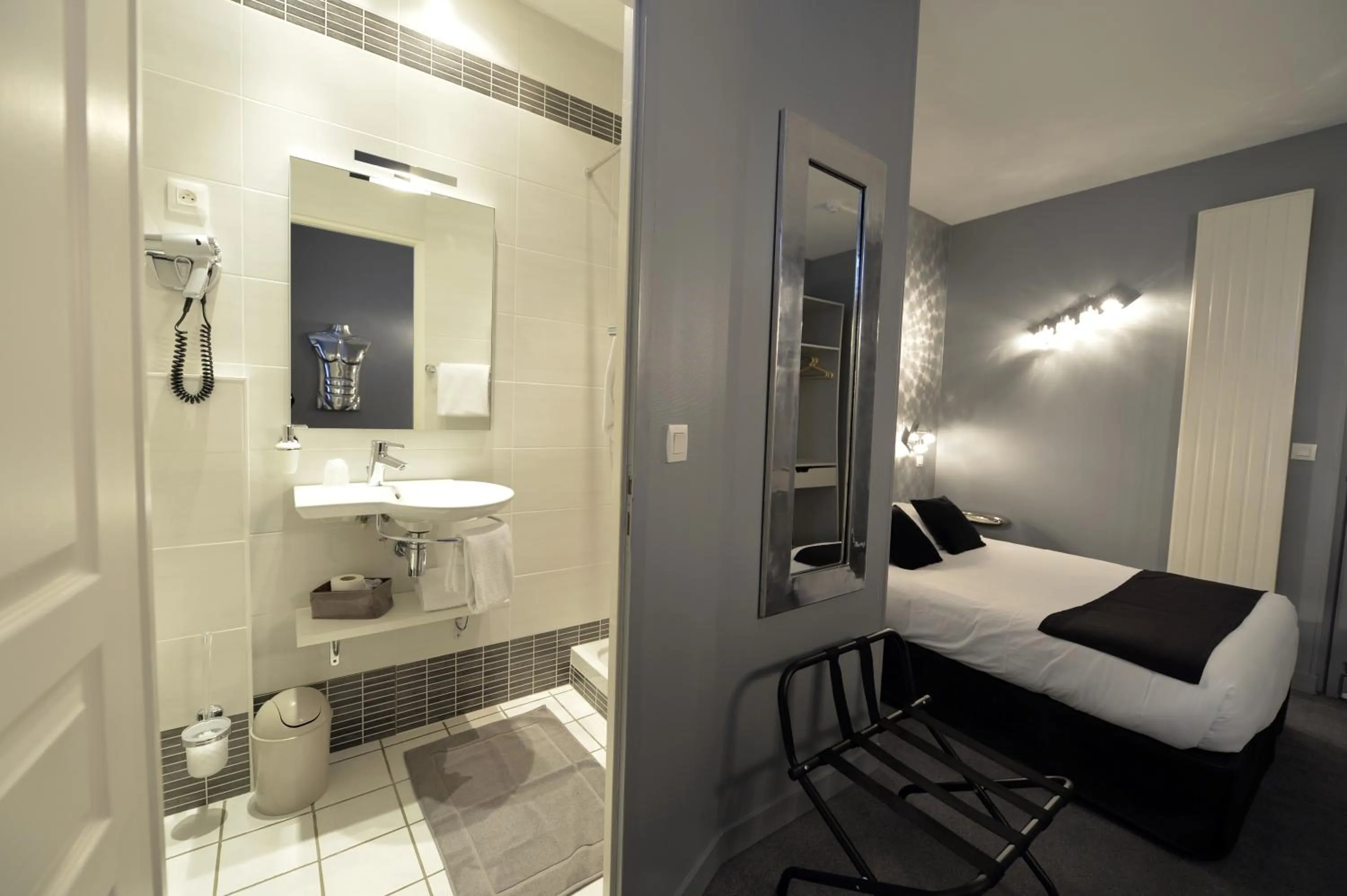 Photo of the whole room in France Hôtel