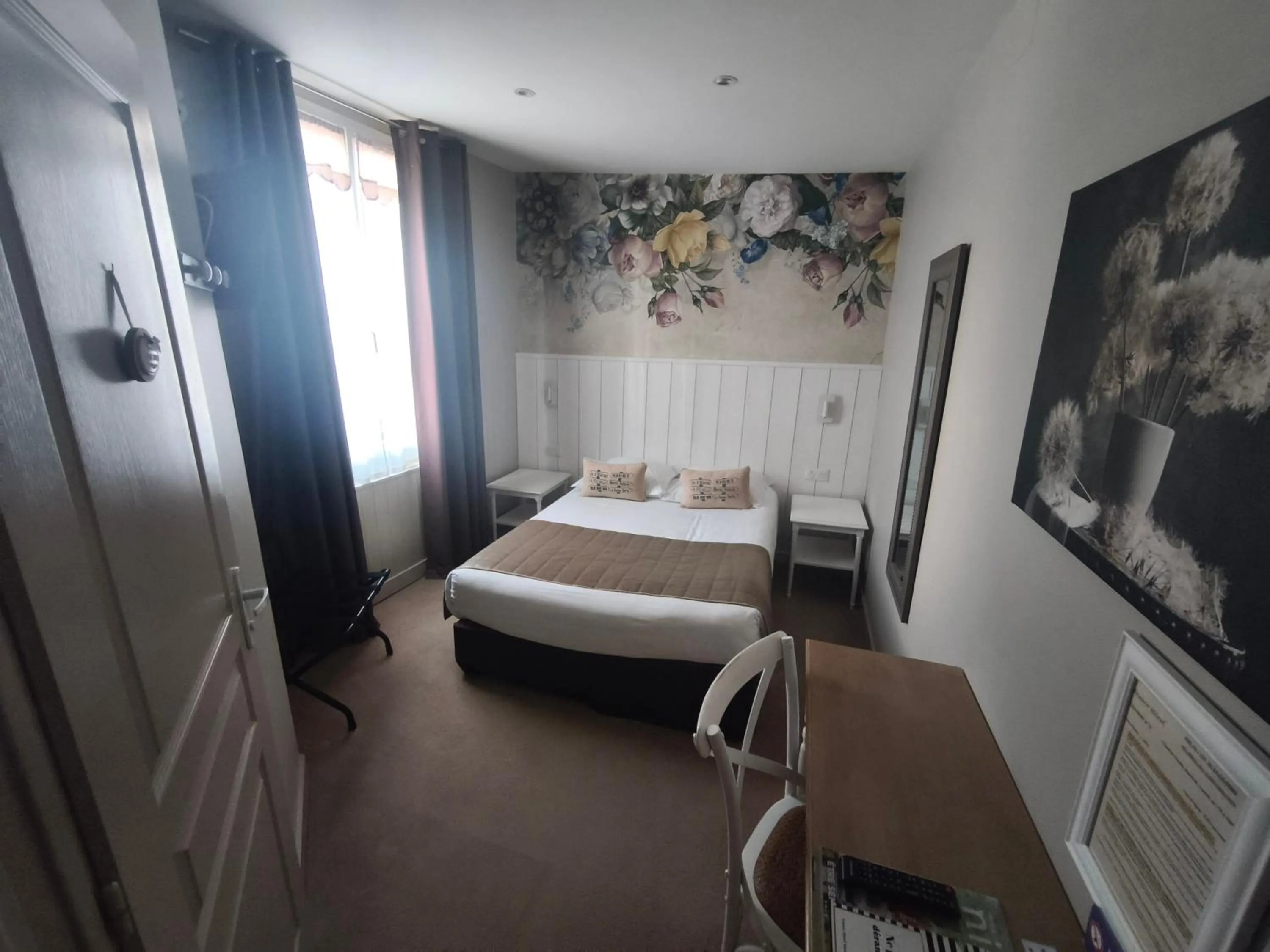 Bedroom, Bed in France Hôtel