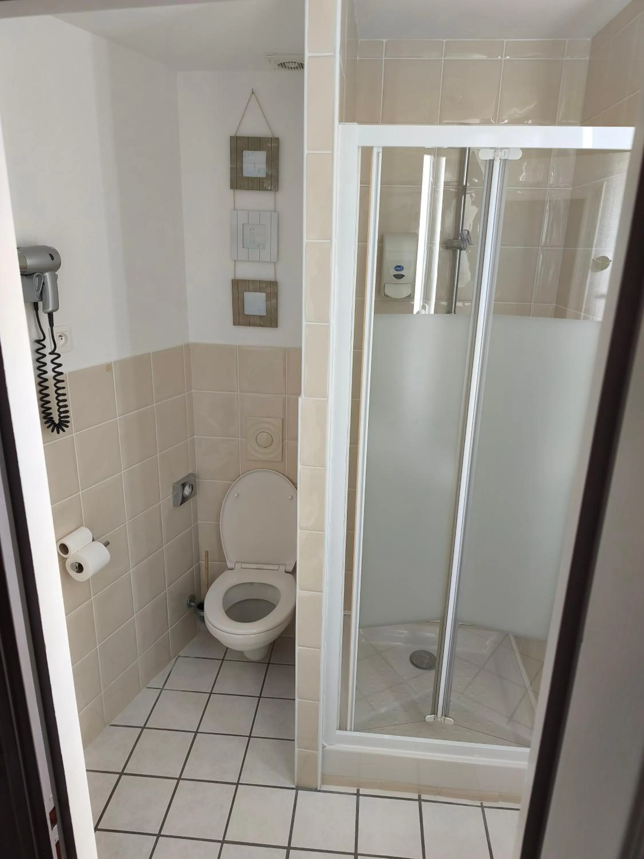 Bathroom in France Hôtel