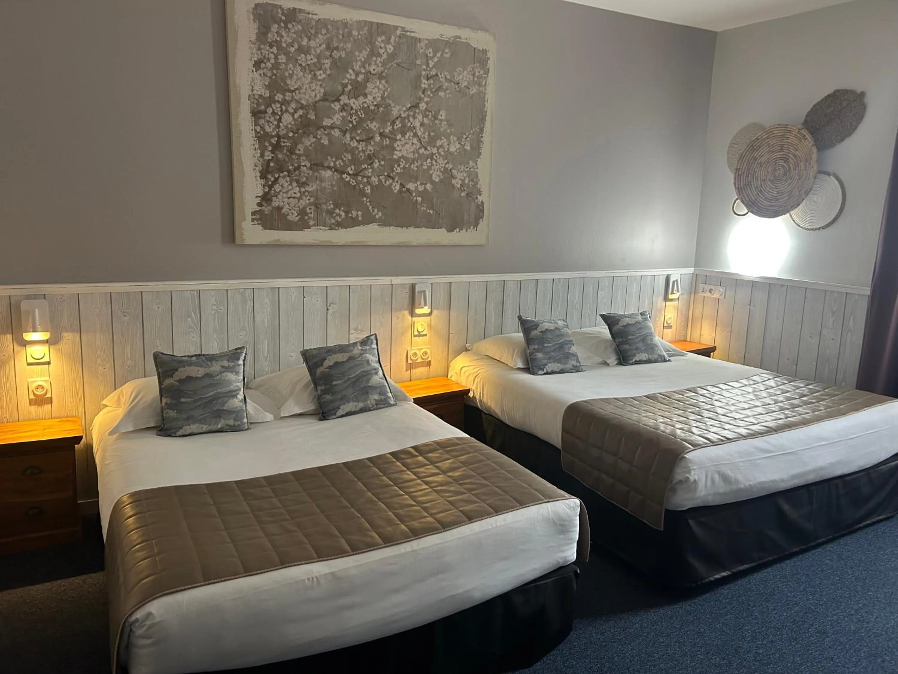 Photo of the whole room, Bed in France Hôtel