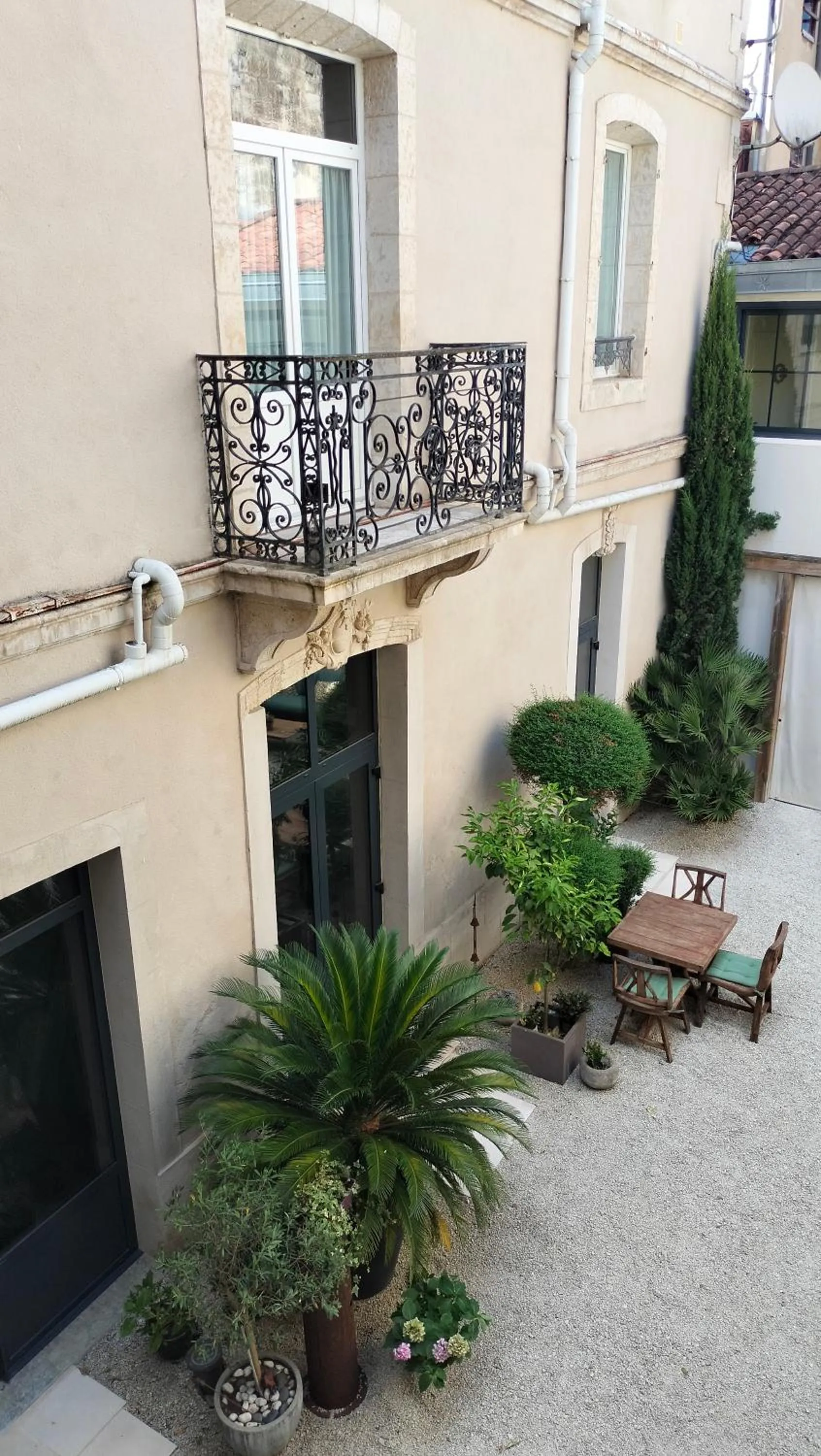 Patio in France Hôtel