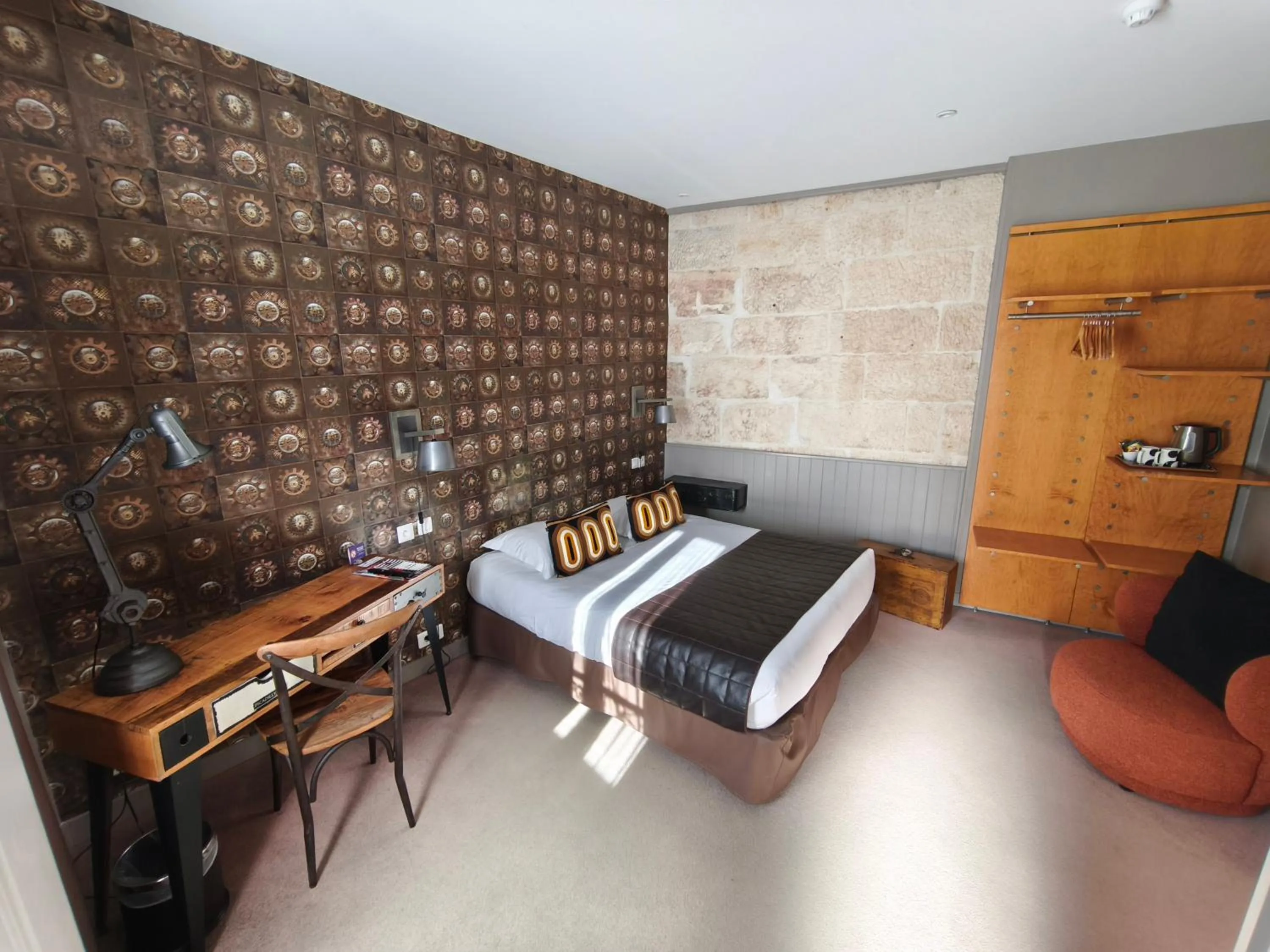 Photo of the whole room, Bed in France Hôtel