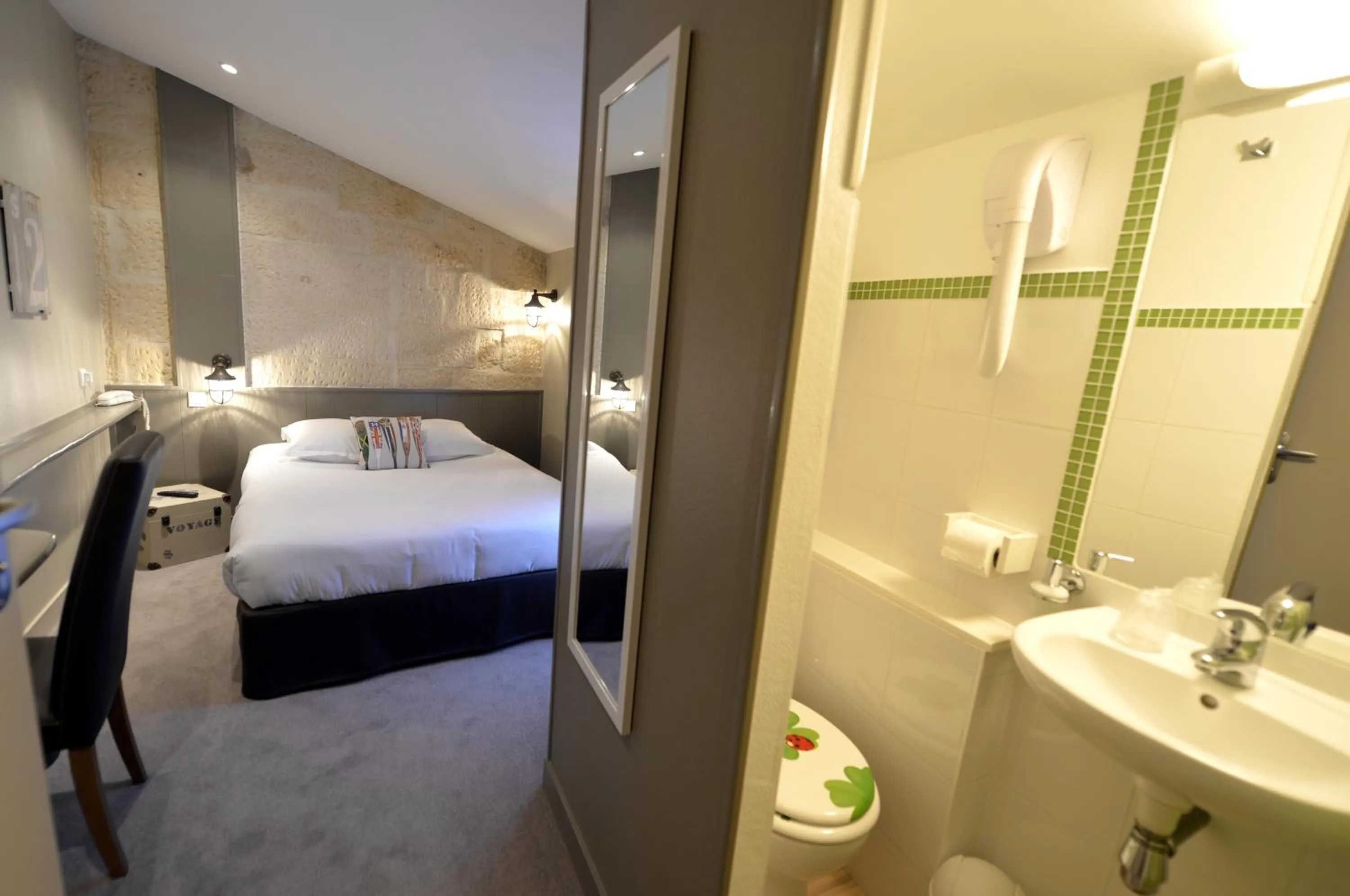 Photo of the whole room, Bed in France Hôtel