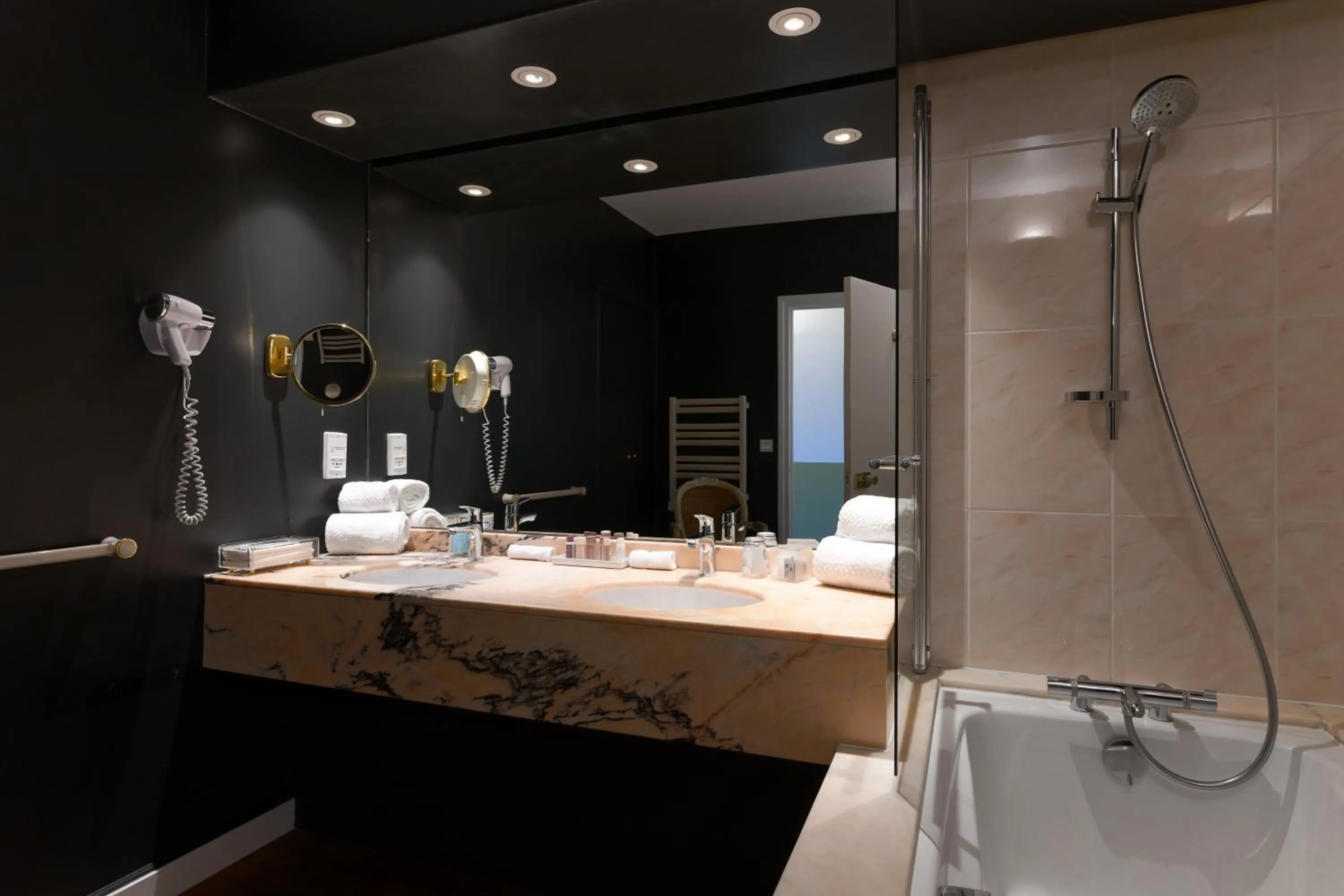 Bathroom in HR Hôtel-Restaurant & Spa Marin