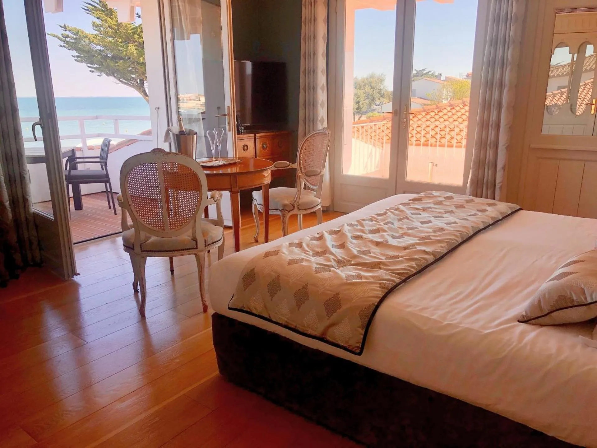 Sea view, Bed in HR Hôtel-Restaurant & Spa Marin