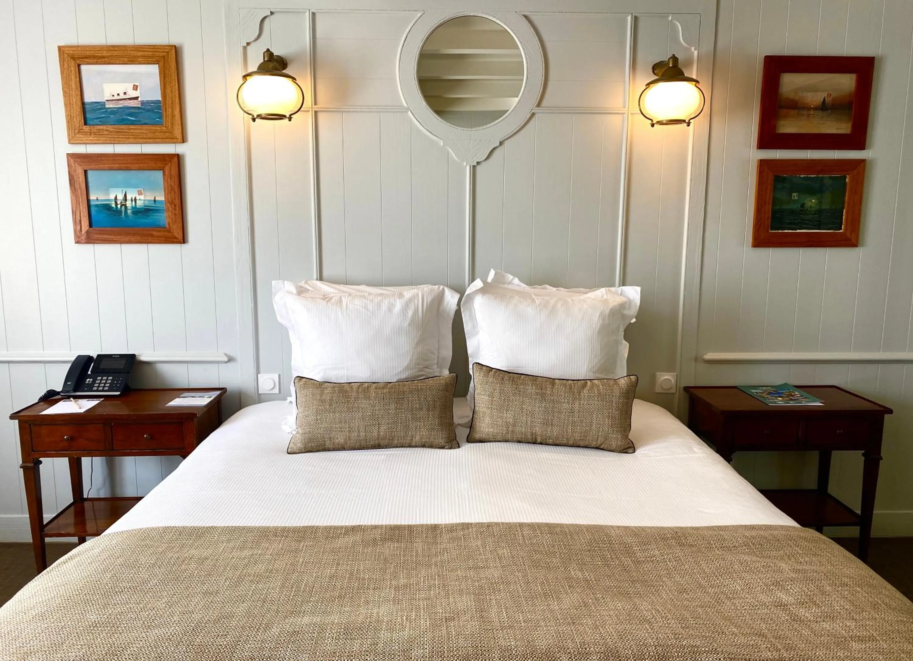 Bed in HR Hôtel-Restaurant & Spa Marin