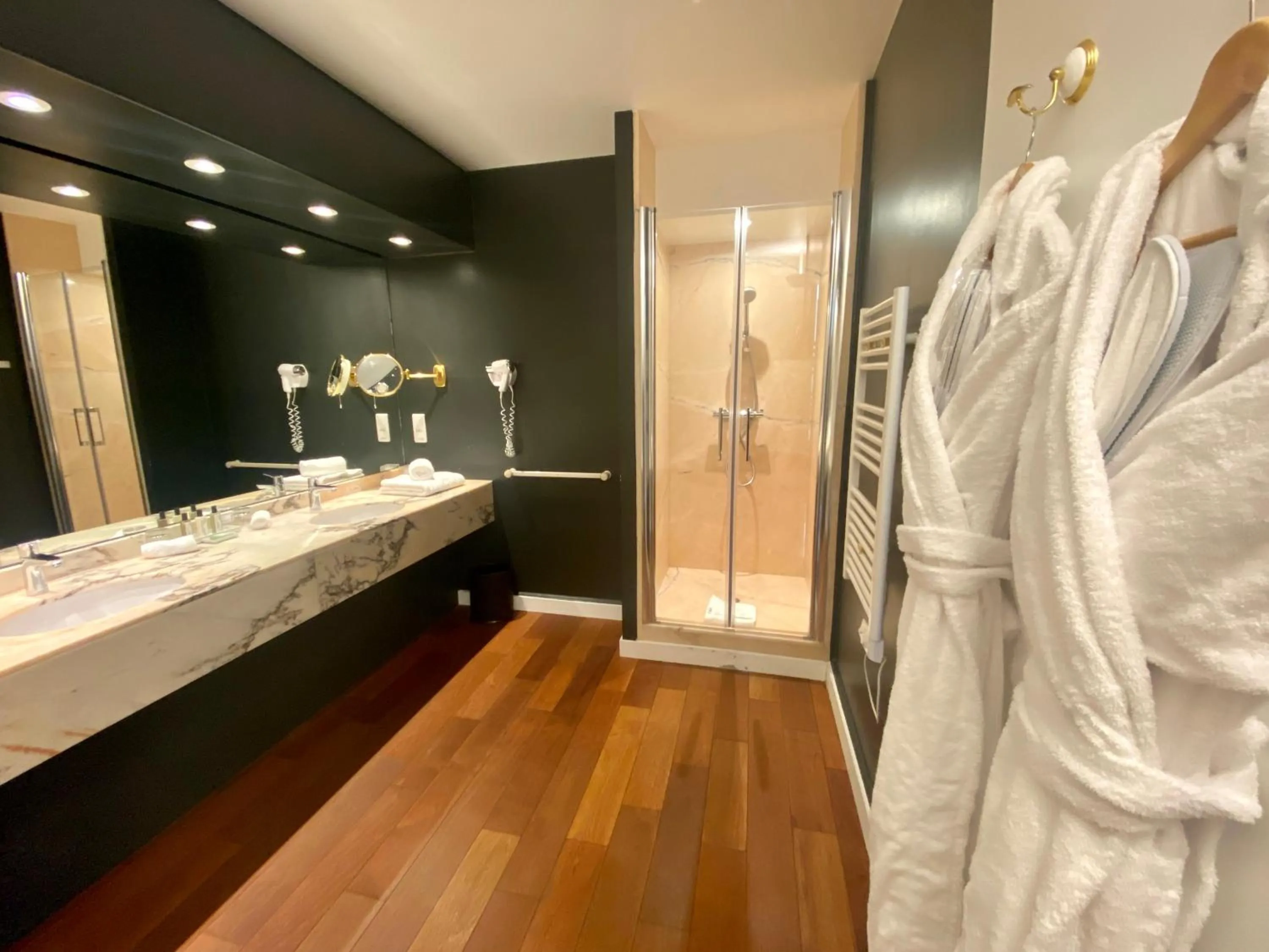 Bathroom in HR Hôtel-Restaurant & Spa Marin