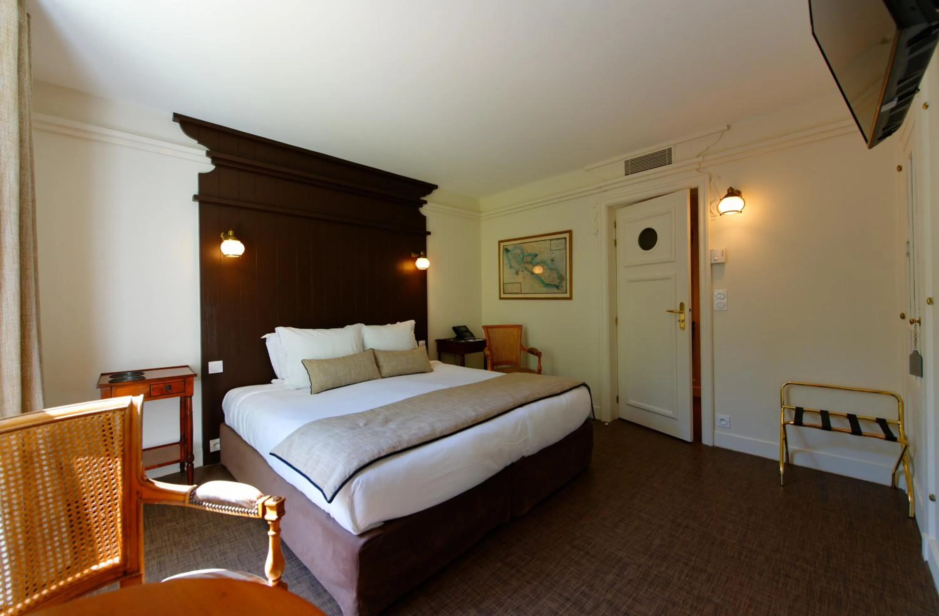 Bed in HR Hôtel-Restaurant & Spa Marin