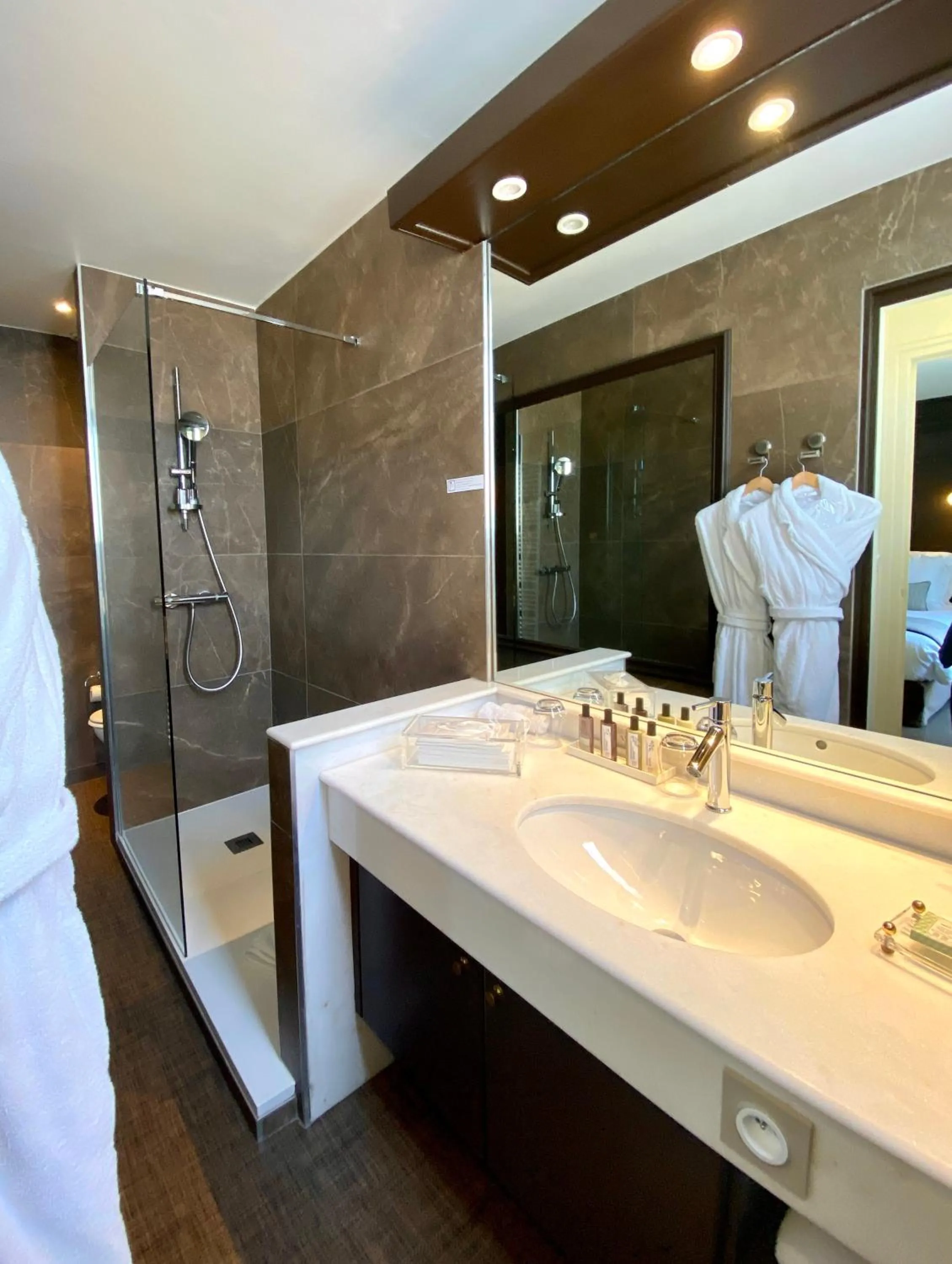 Bathroom in HR Hôtel-Restaurant & Spa Marin