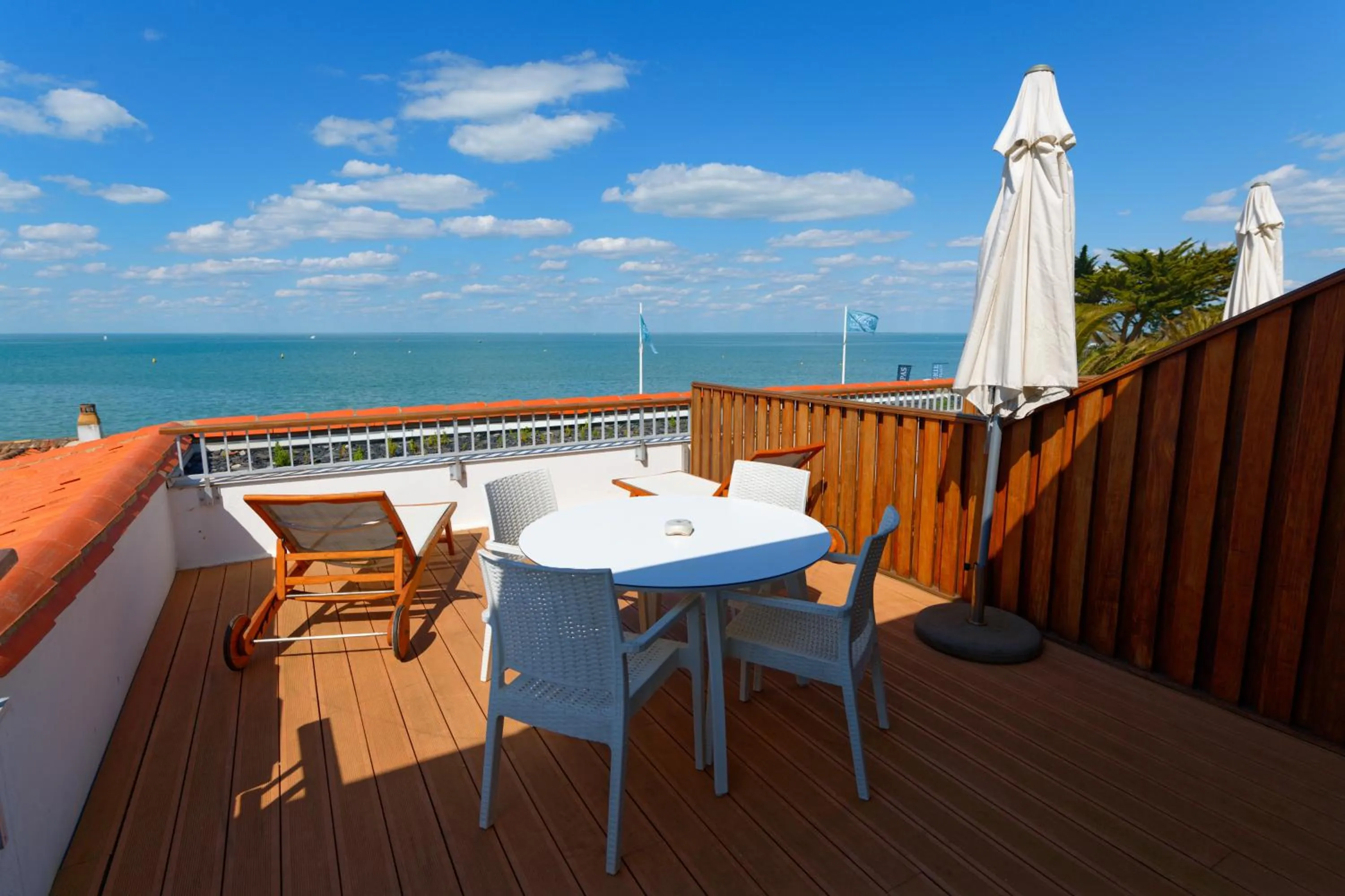 Patio in HR Hôtel-Restaurant & Spa Marin