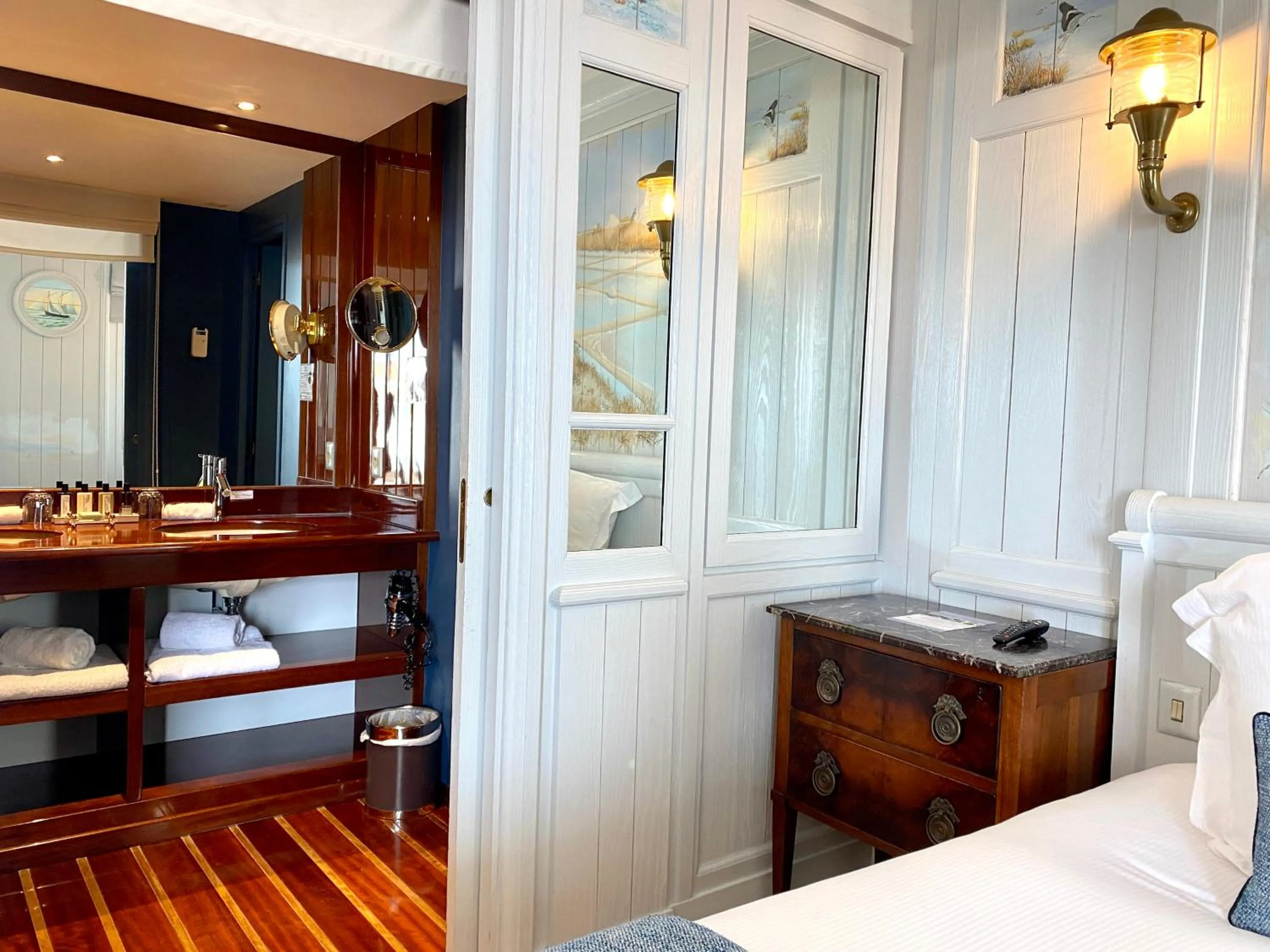 Bathroom, Bed in HR Hôtel-Restaurant & Spa Marin