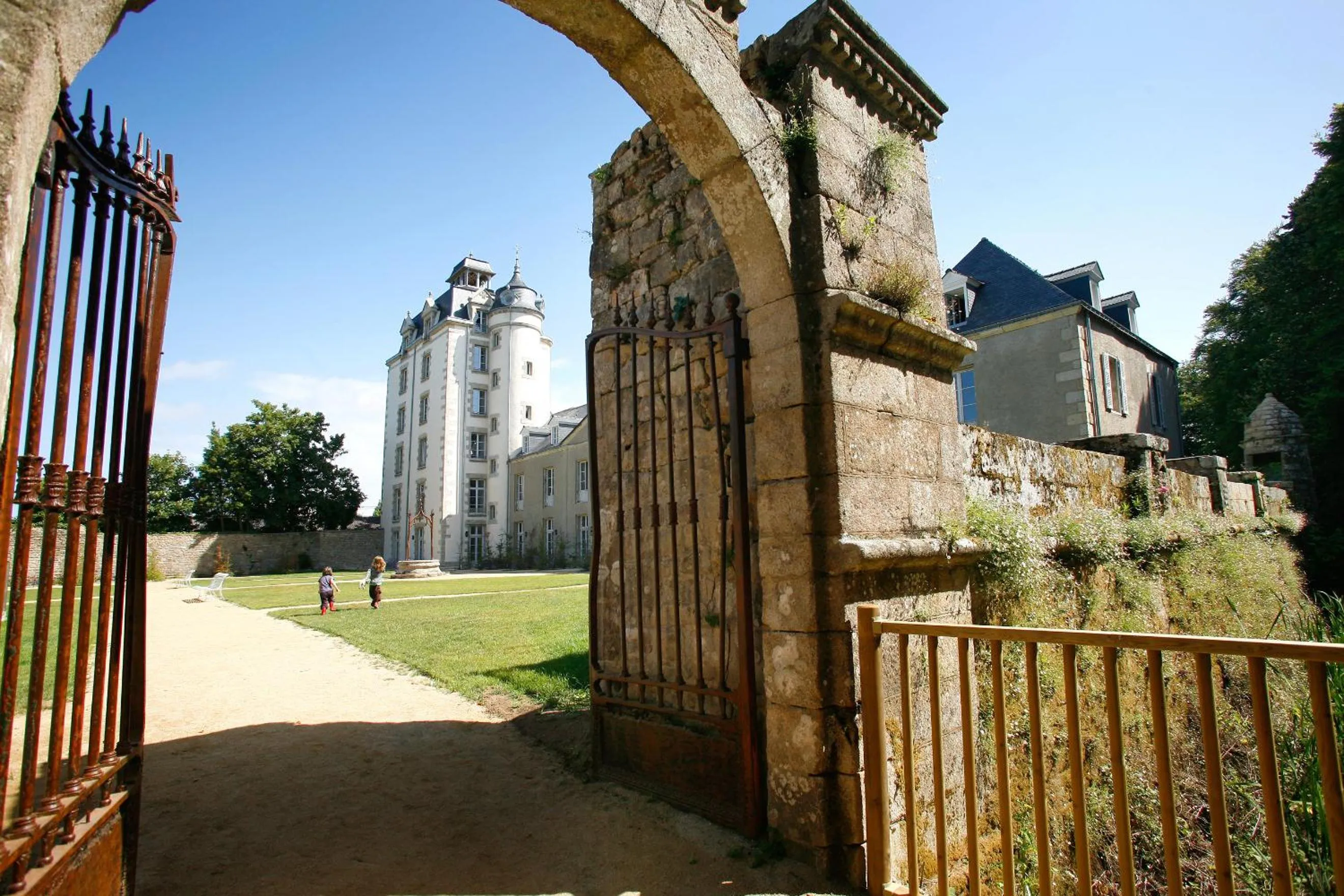 Facade/entrance in Résidence Odalys Le Château de Kéravéon