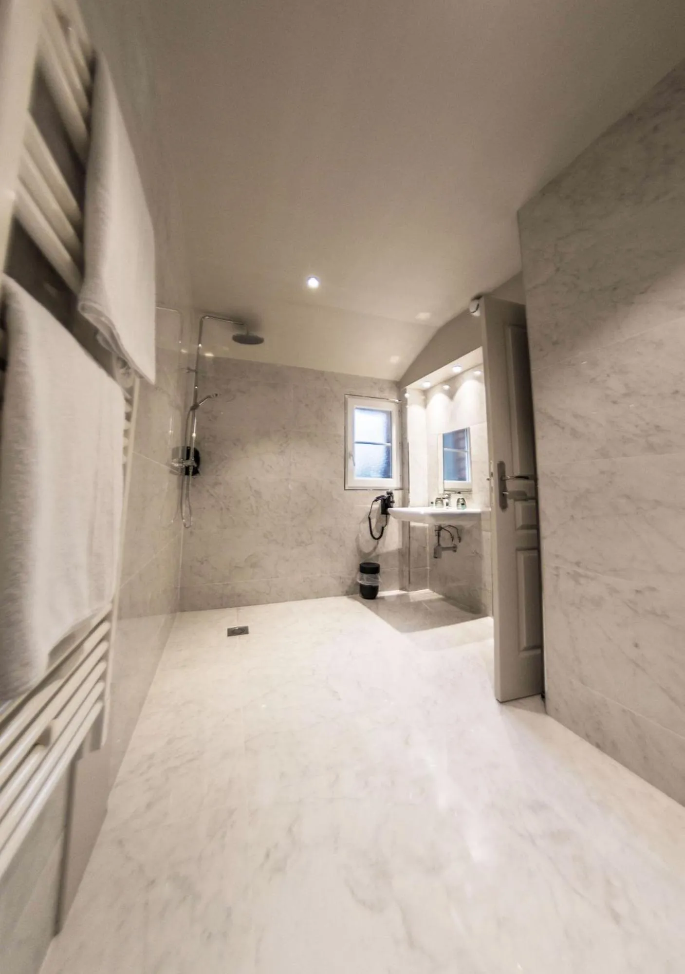 Shower in La villa 10 HÔTEL SPA