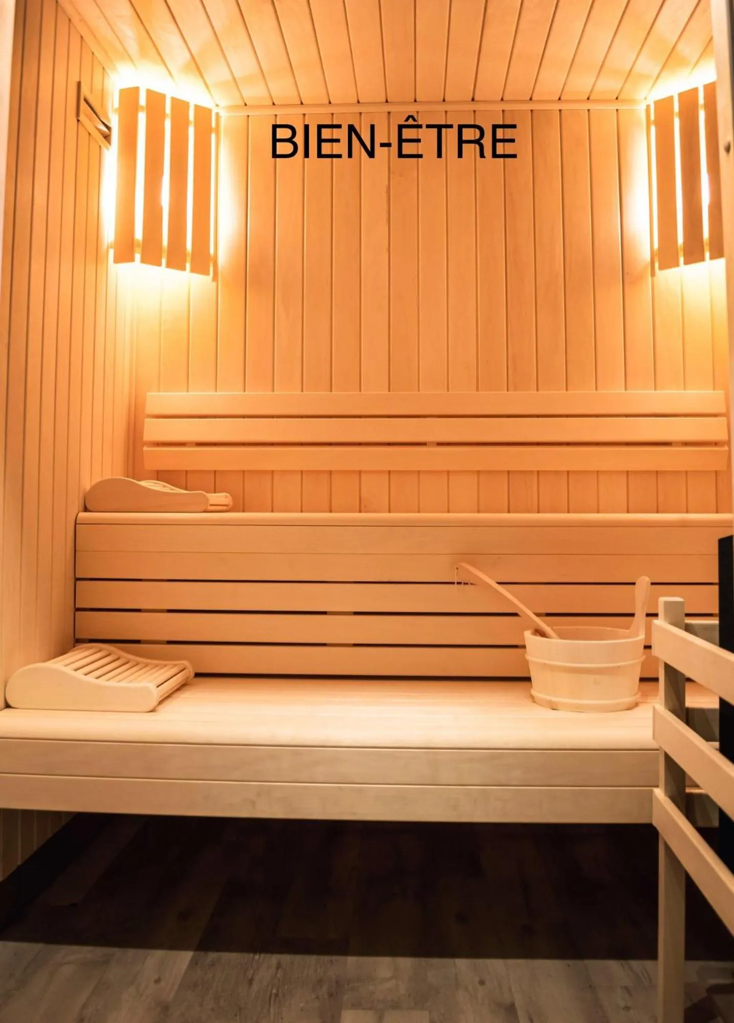 Sauna, Bed in La villa 10 HÔTEL SPA