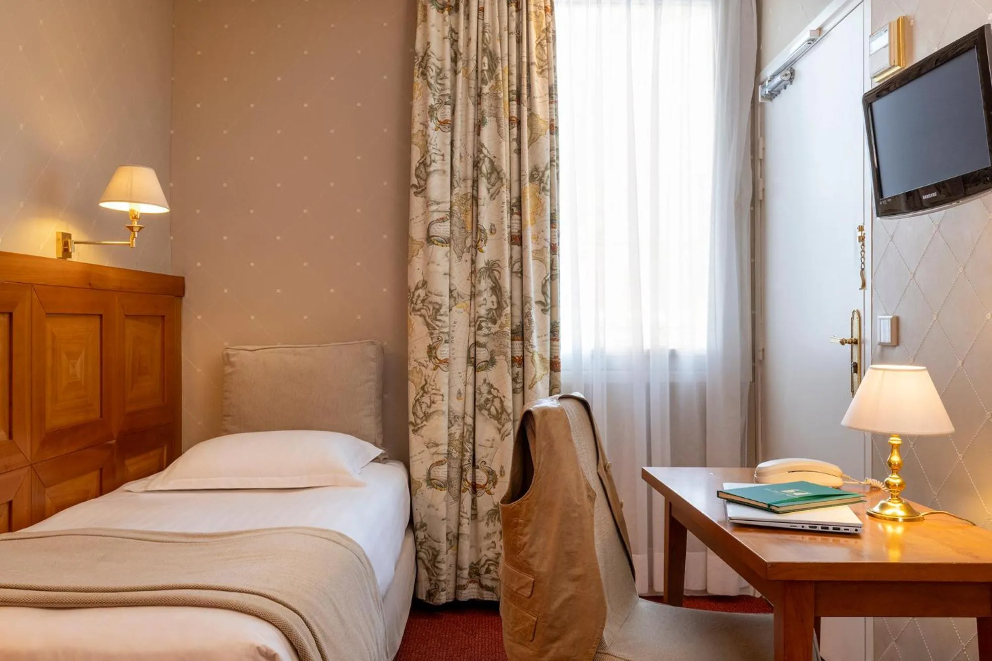 Bedroom, Bed in Hôtel Le Regent Paris