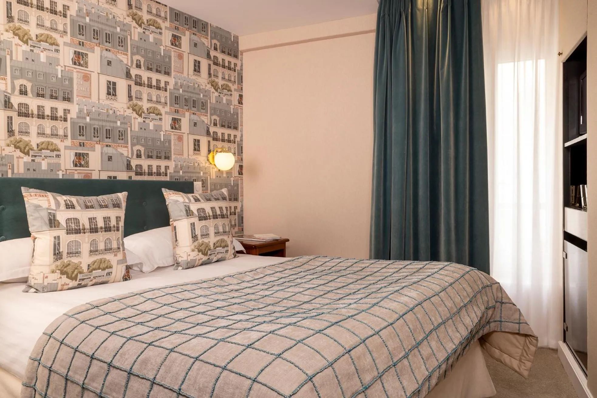 Property building, Bed in Hôtel Le Regent Paris