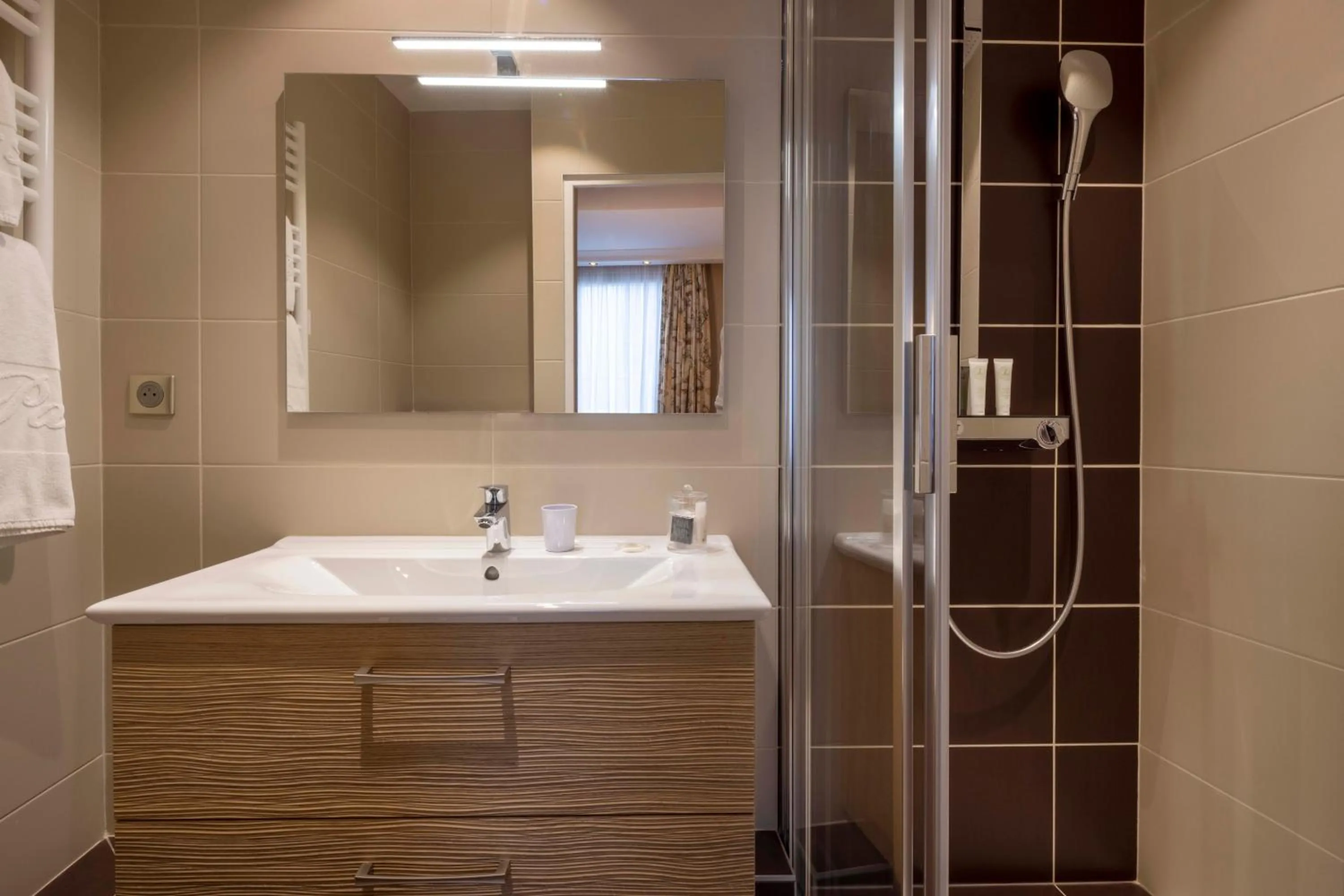 Bathroom in Hôtel Le Regent Paris