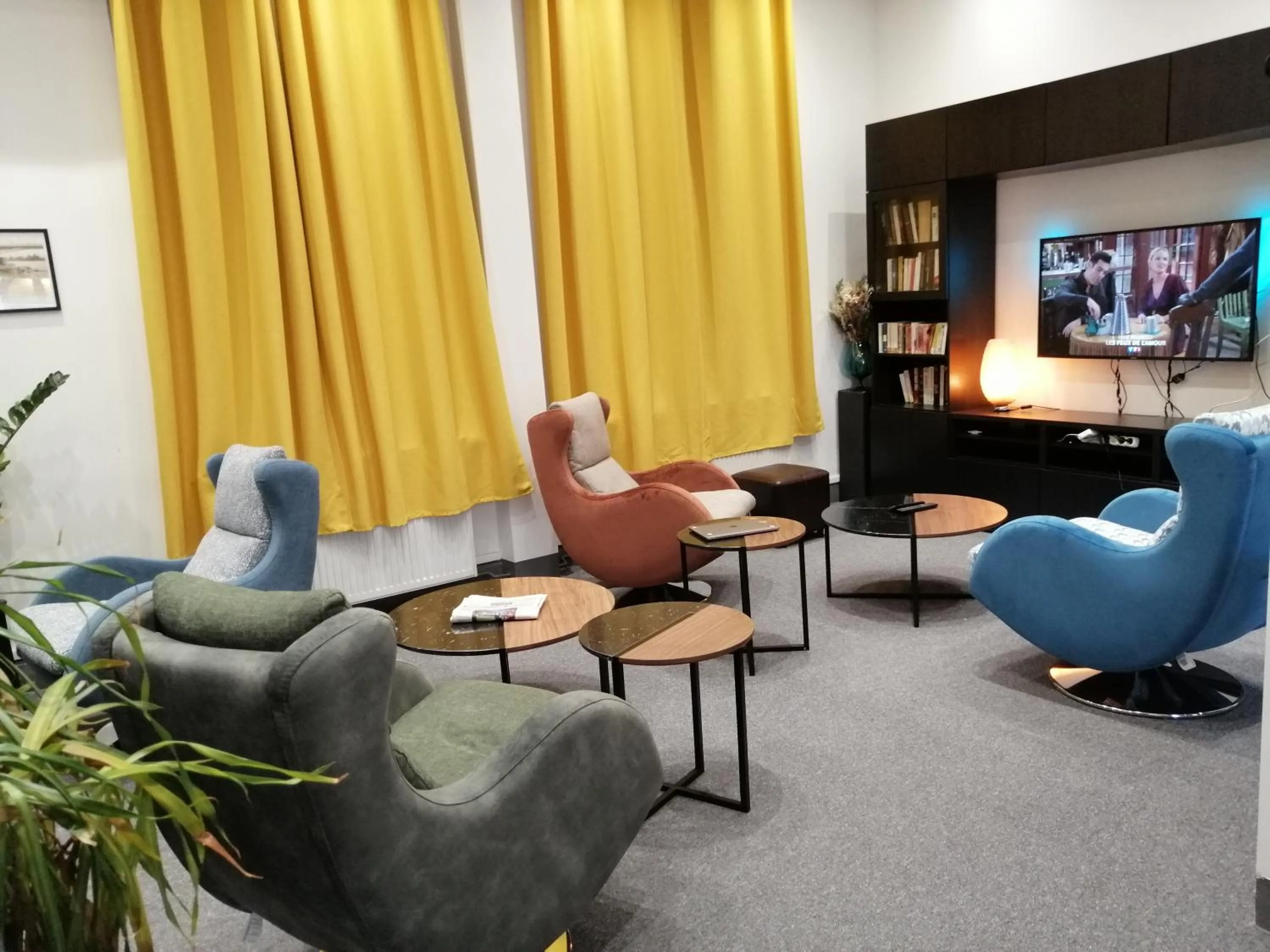 Communal lounge/ TV room in Hotel Moderne Vichy Soirée étape