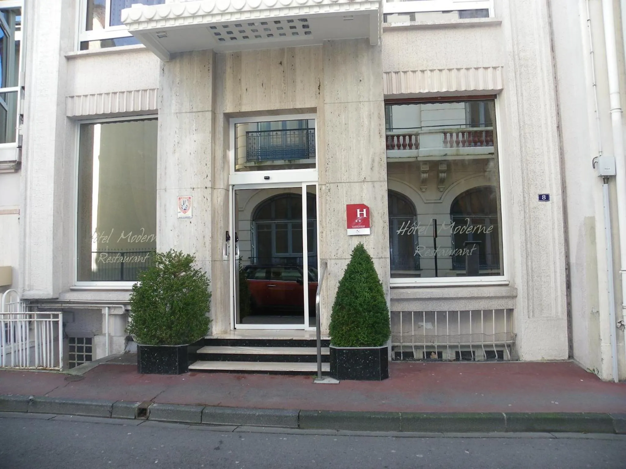 Facade/entrance in Hotel Moderne Vichy Soirée étape