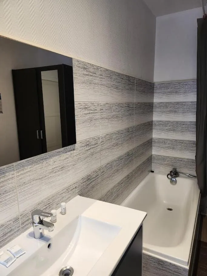 Bathroom in Ariane Hôtel