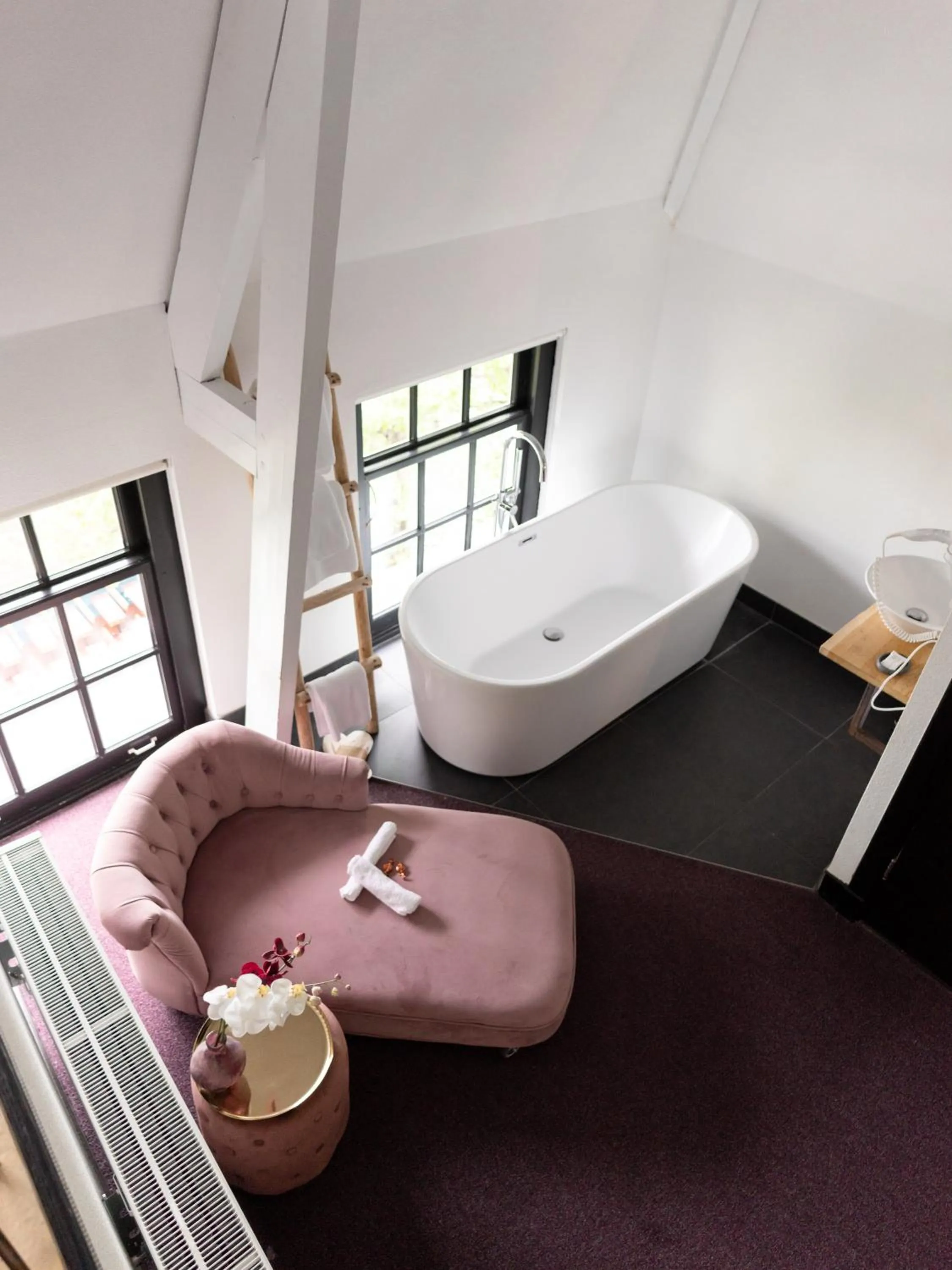 Bathroom, Bed in Wolf Hotel Kitchen & Bar