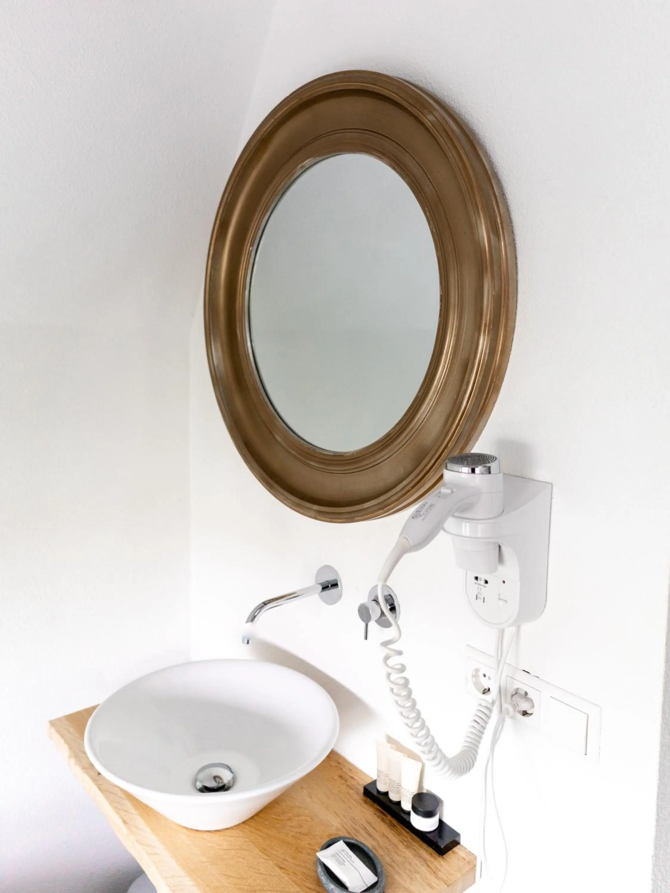 Bathroom in Wolf Hotel Kitchen & Bar