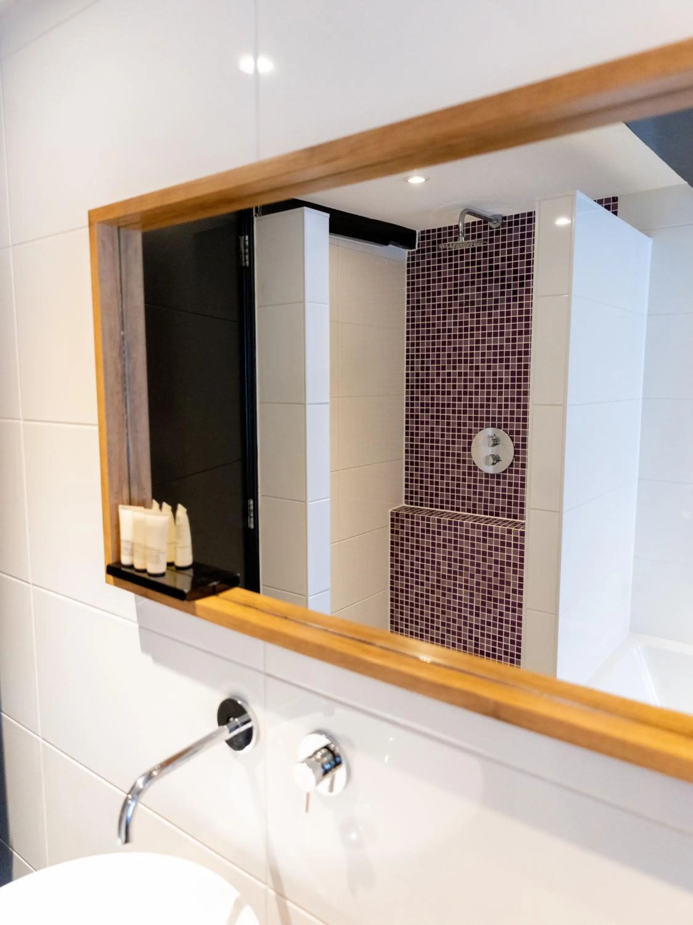 Shower in Wolf Hotel Kitchen & Bar