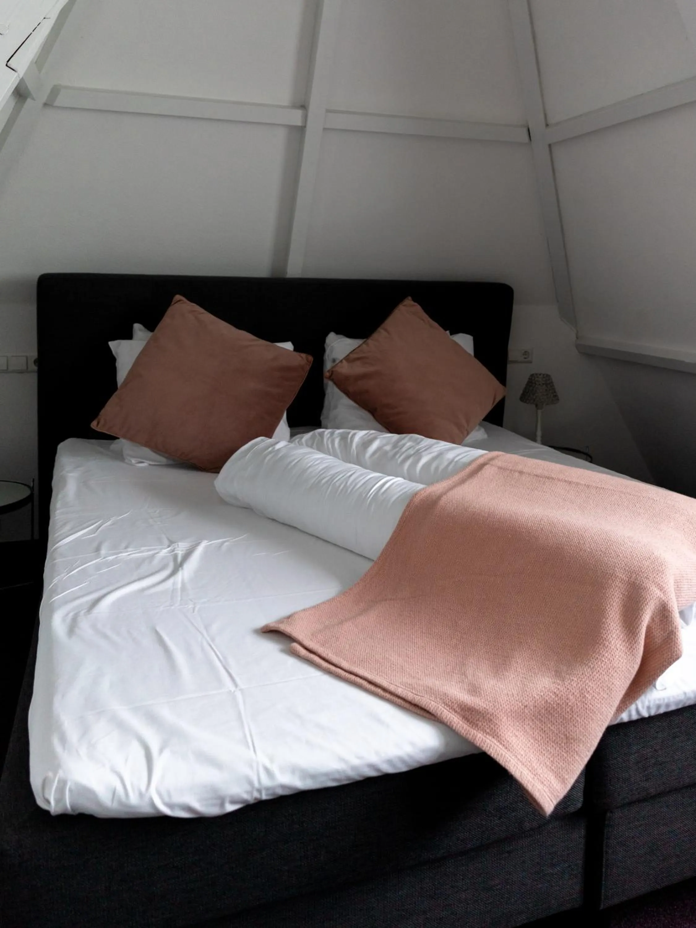 Bedroom, Bed in Wolf Hotel Kitchen & Bar