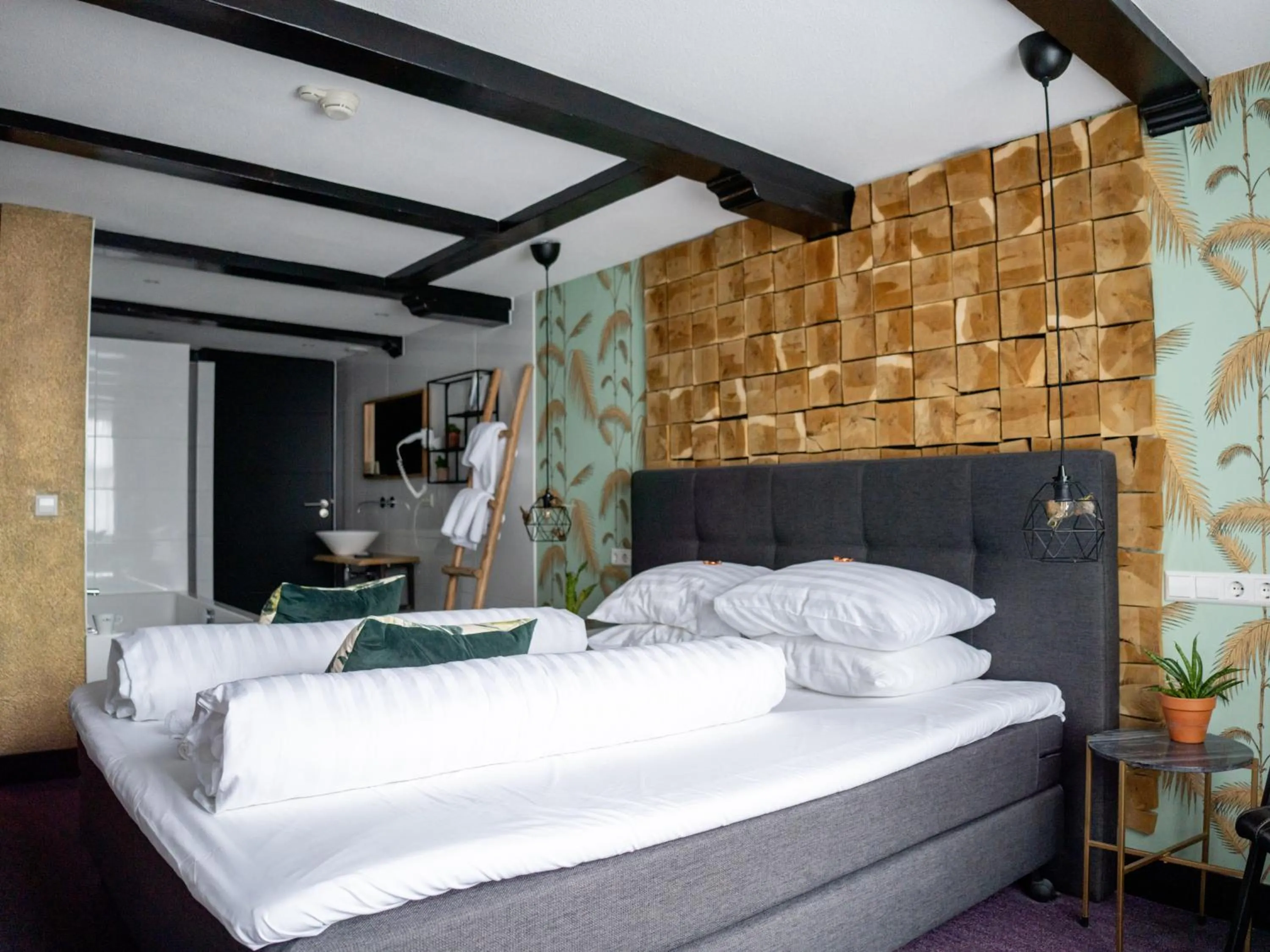 Photo of the whole room, Bed in Wolf Hotel Kitchen & Bar