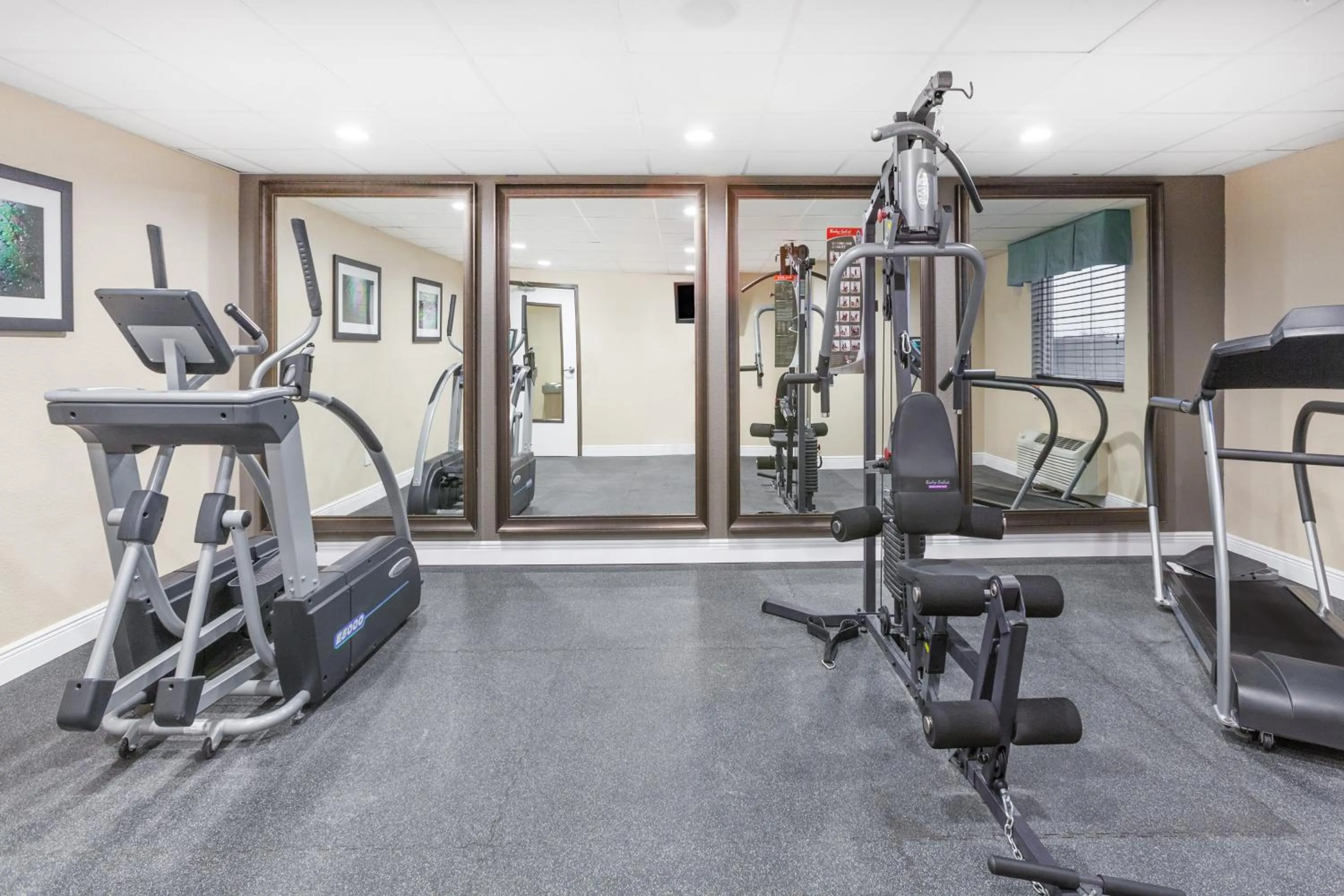 Fitness centre/facilities in Baymont by Wyndham Midland Center