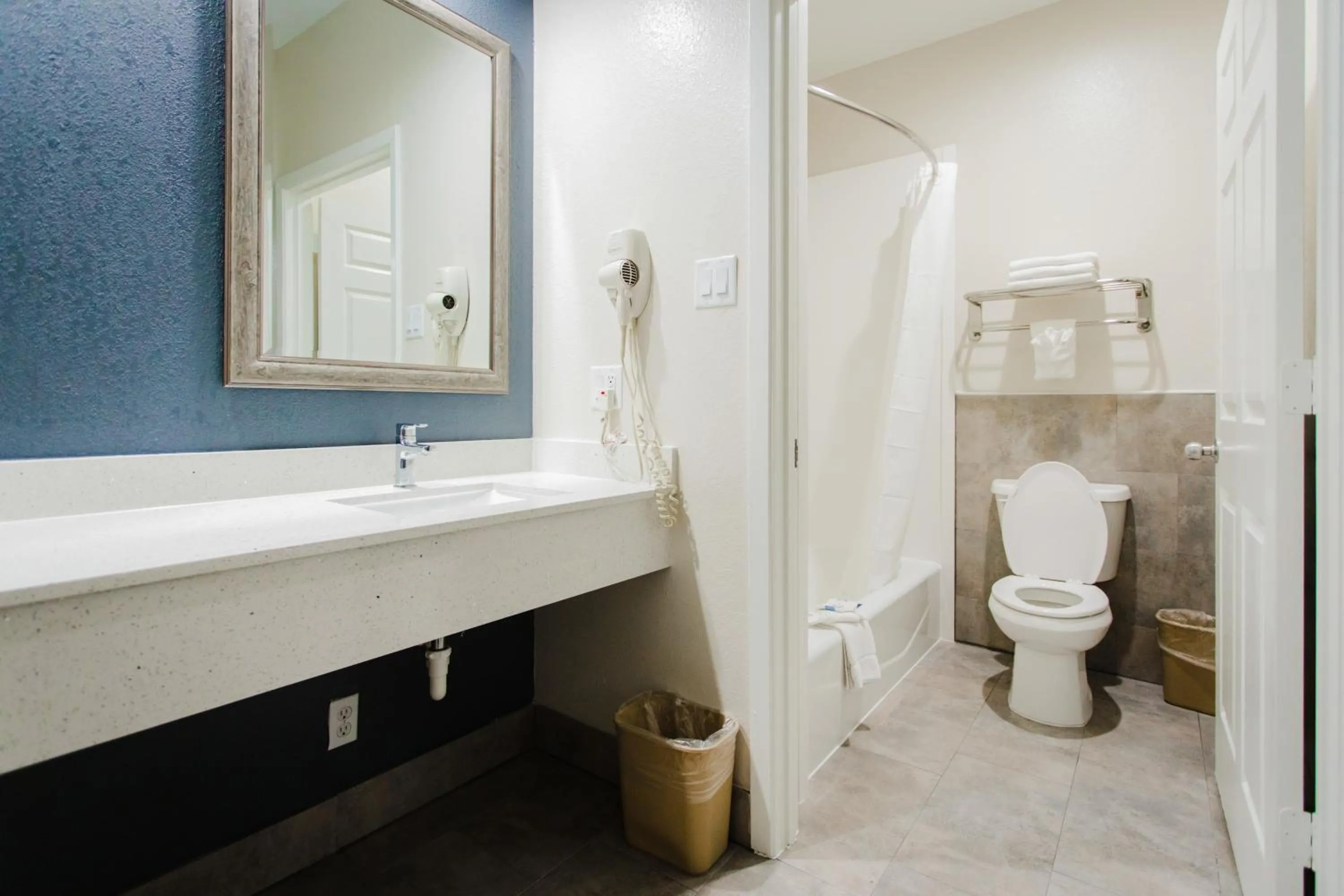Kitchenette Suite - Smoking in Palace Inn TX-249