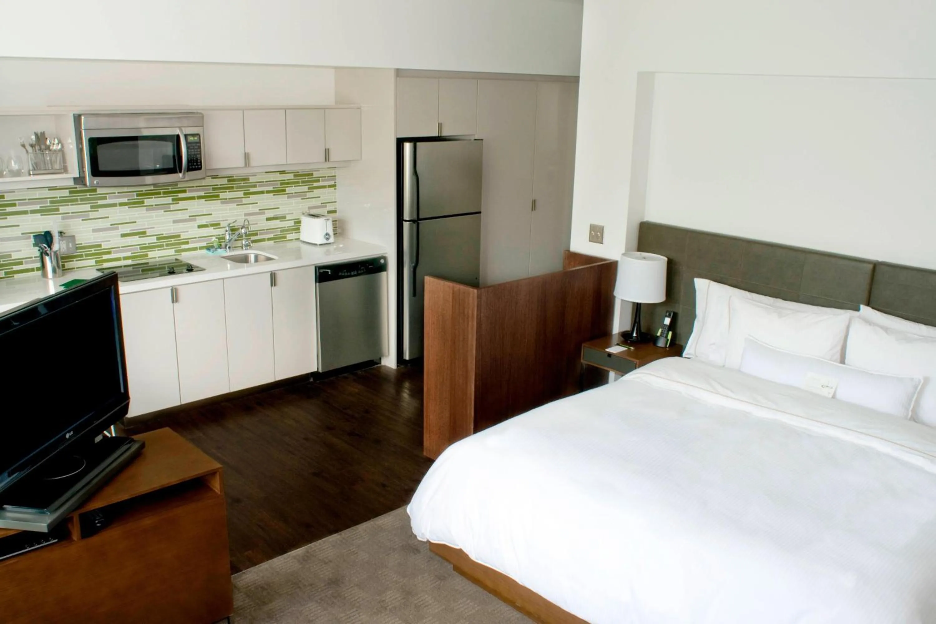 Photo of the whole room, Bed in Element Houston Vintage Park