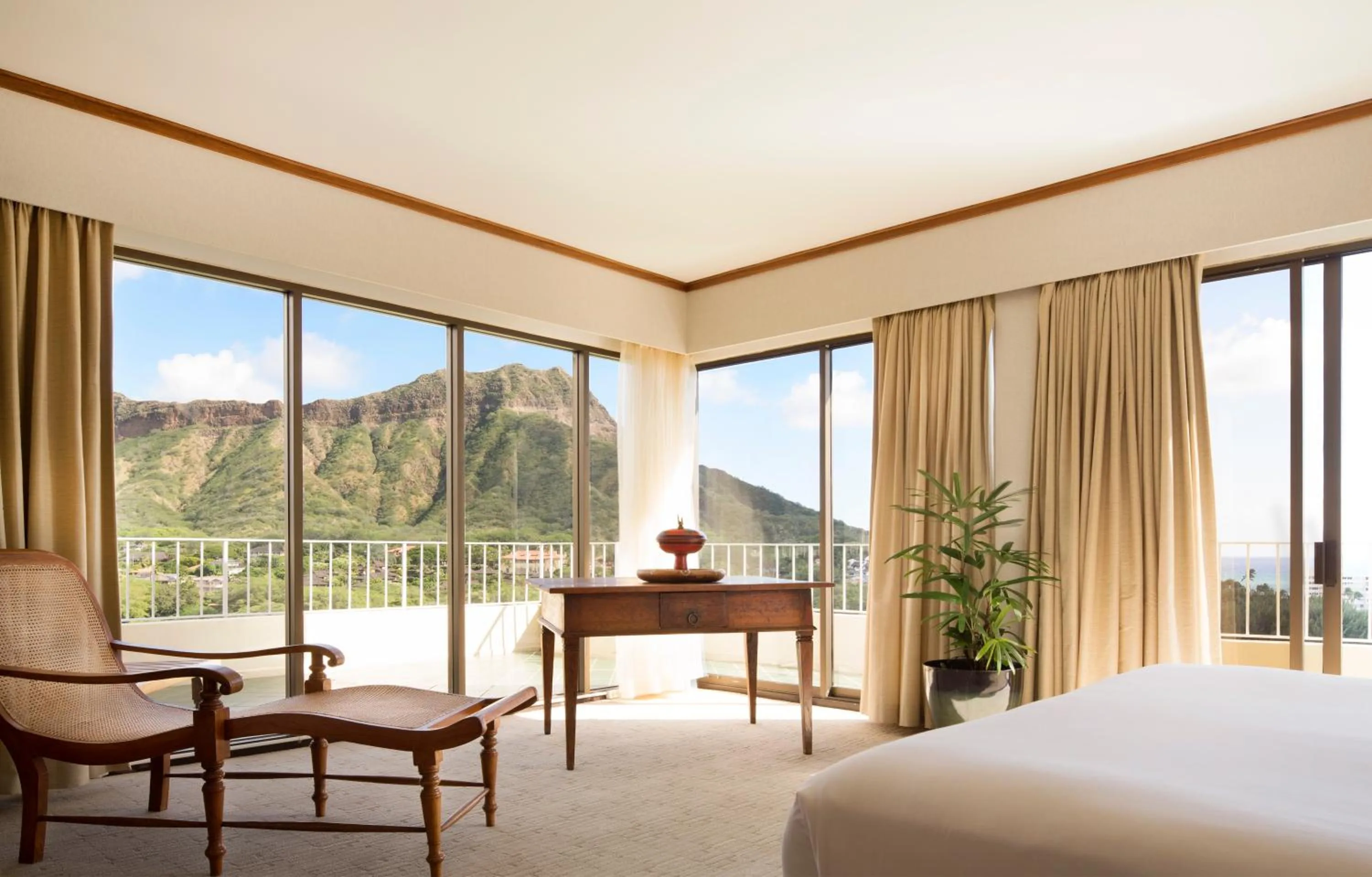 Bedroom, Bed in Lotus Honolulu at Diamond Head