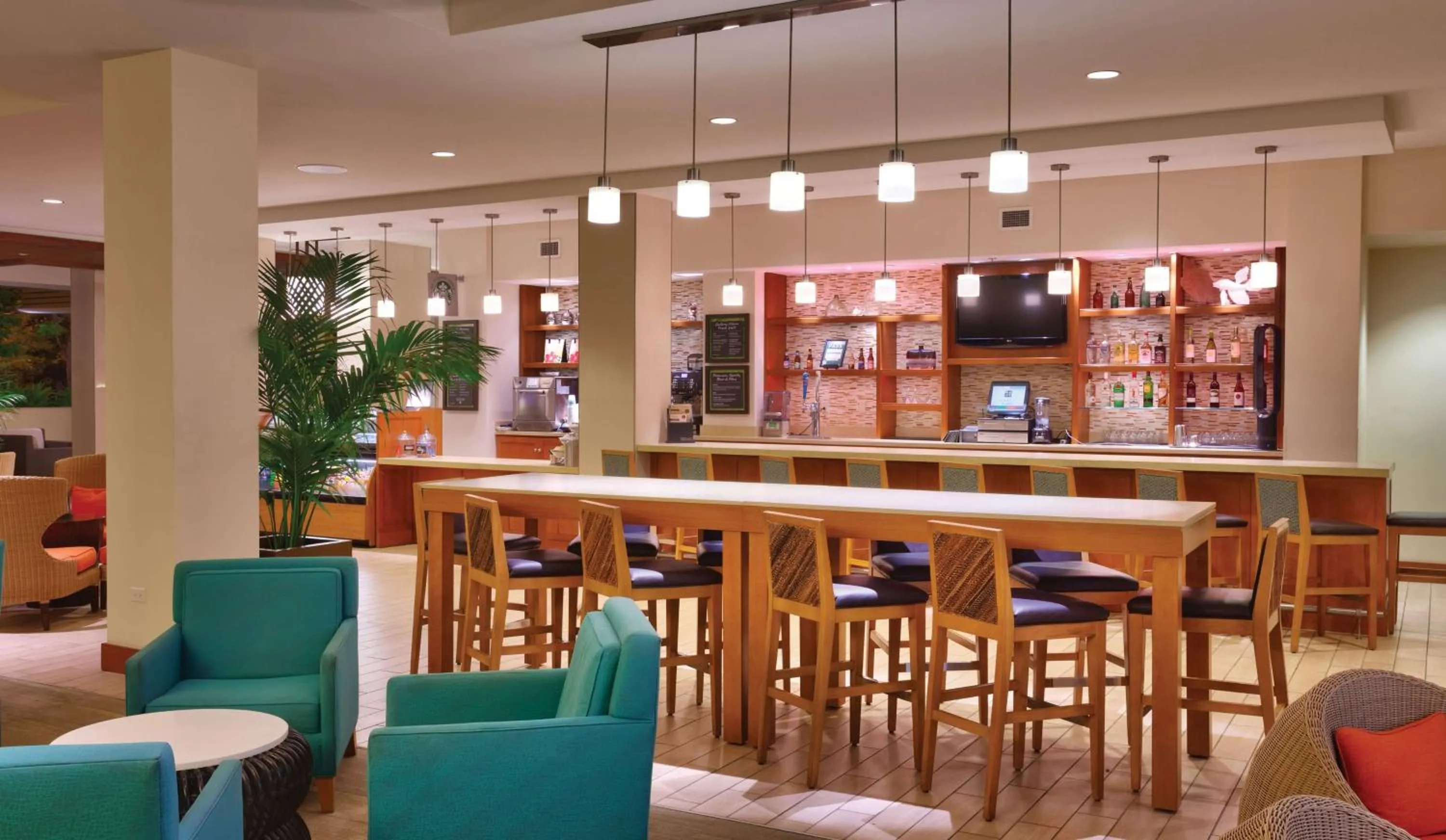 Lounge or bar in Hyatt Place Waikiki Beach