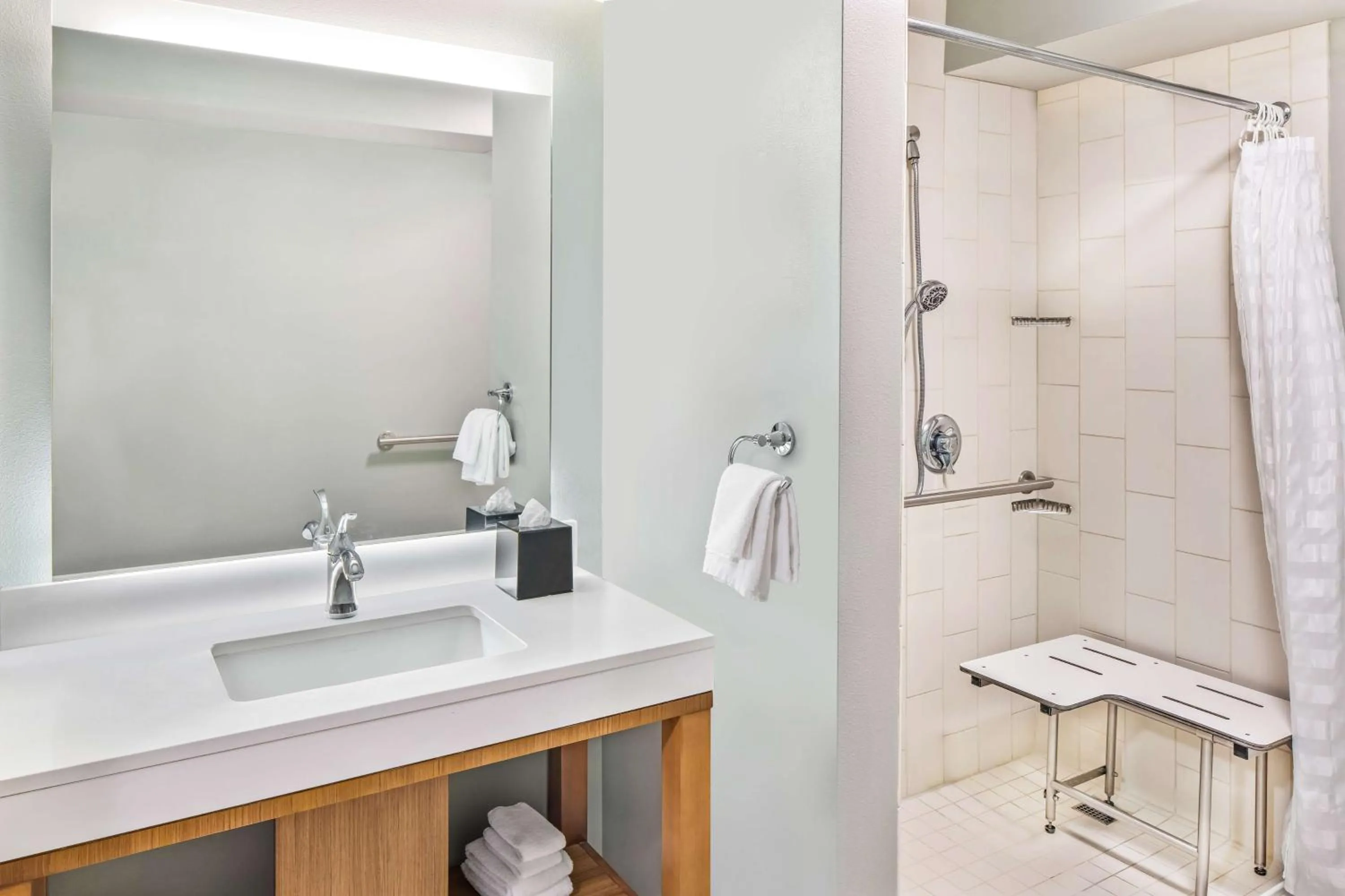 Bathroom in Hyatt Place Waikiki Beach