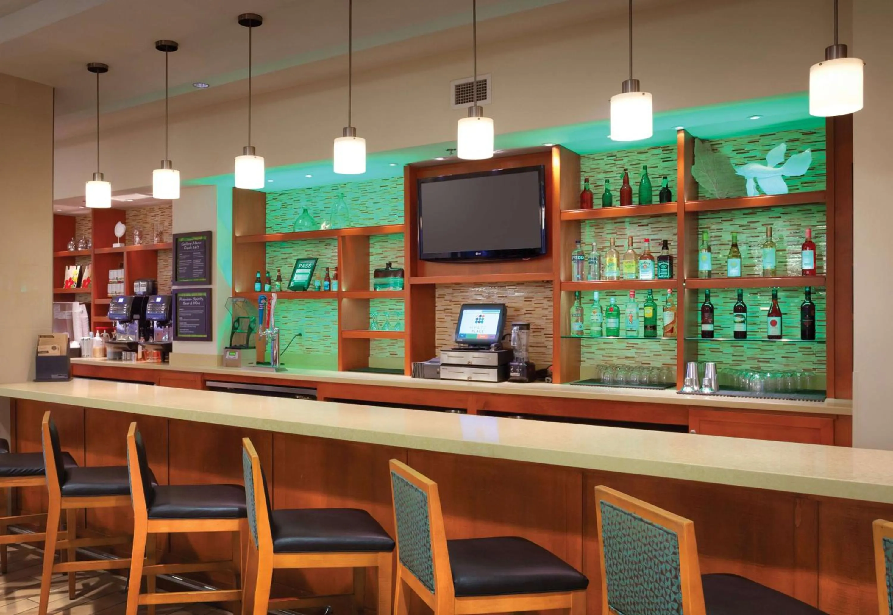Lounge or bar in Hyatt Place Waikiki Beach