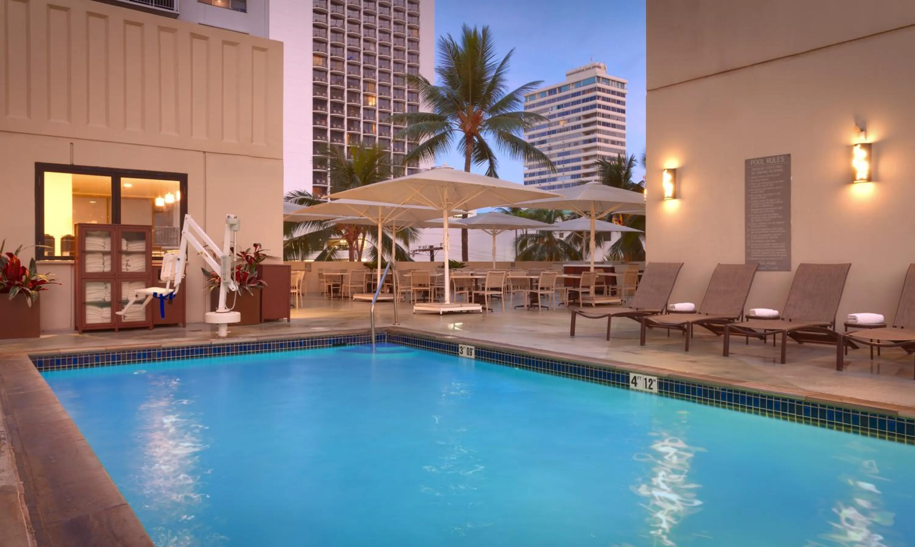 Swimming pool in Hyatt Place Waikiki Beach