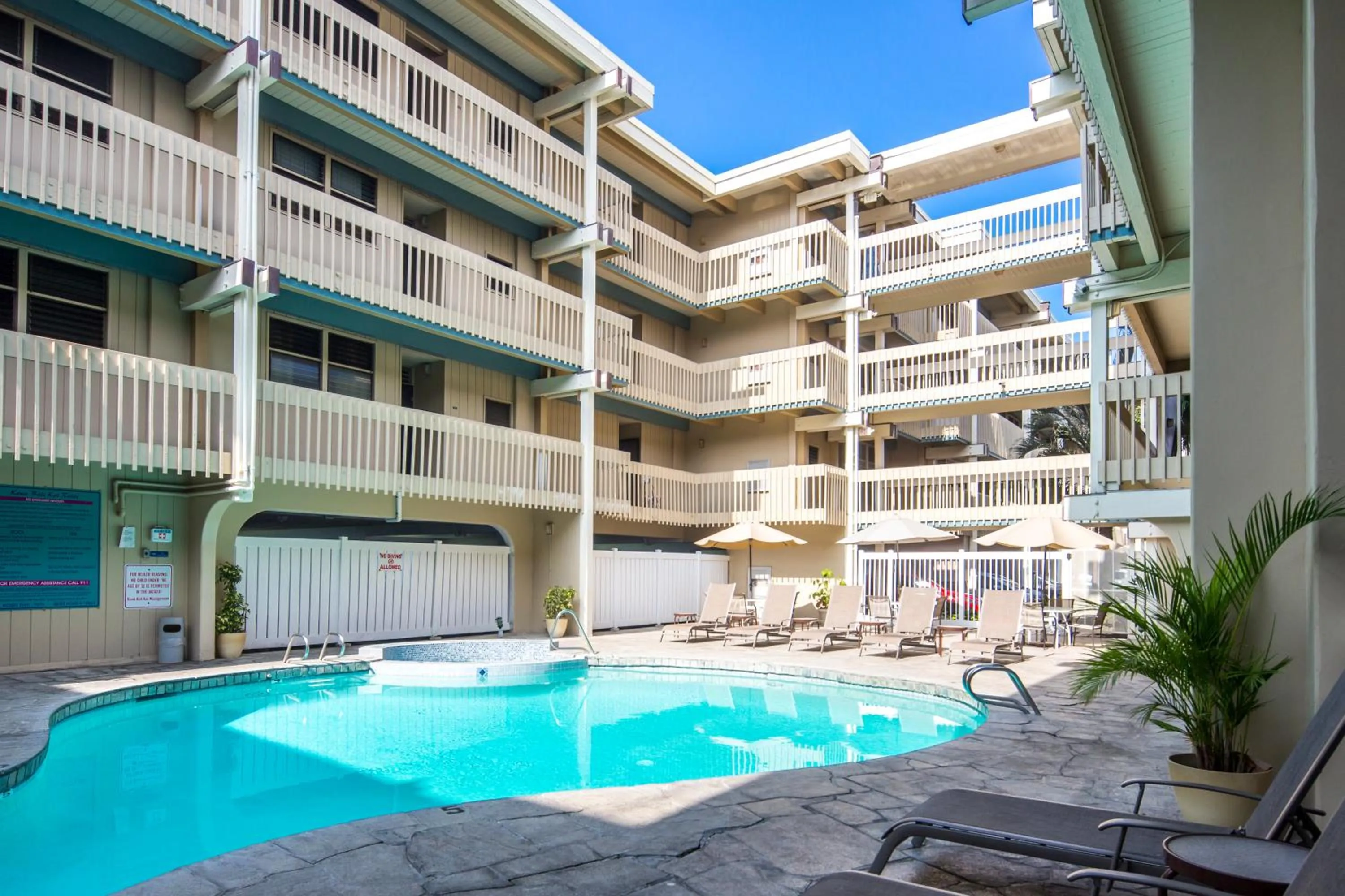 Swimming pool in Castle Kona Bali Kai